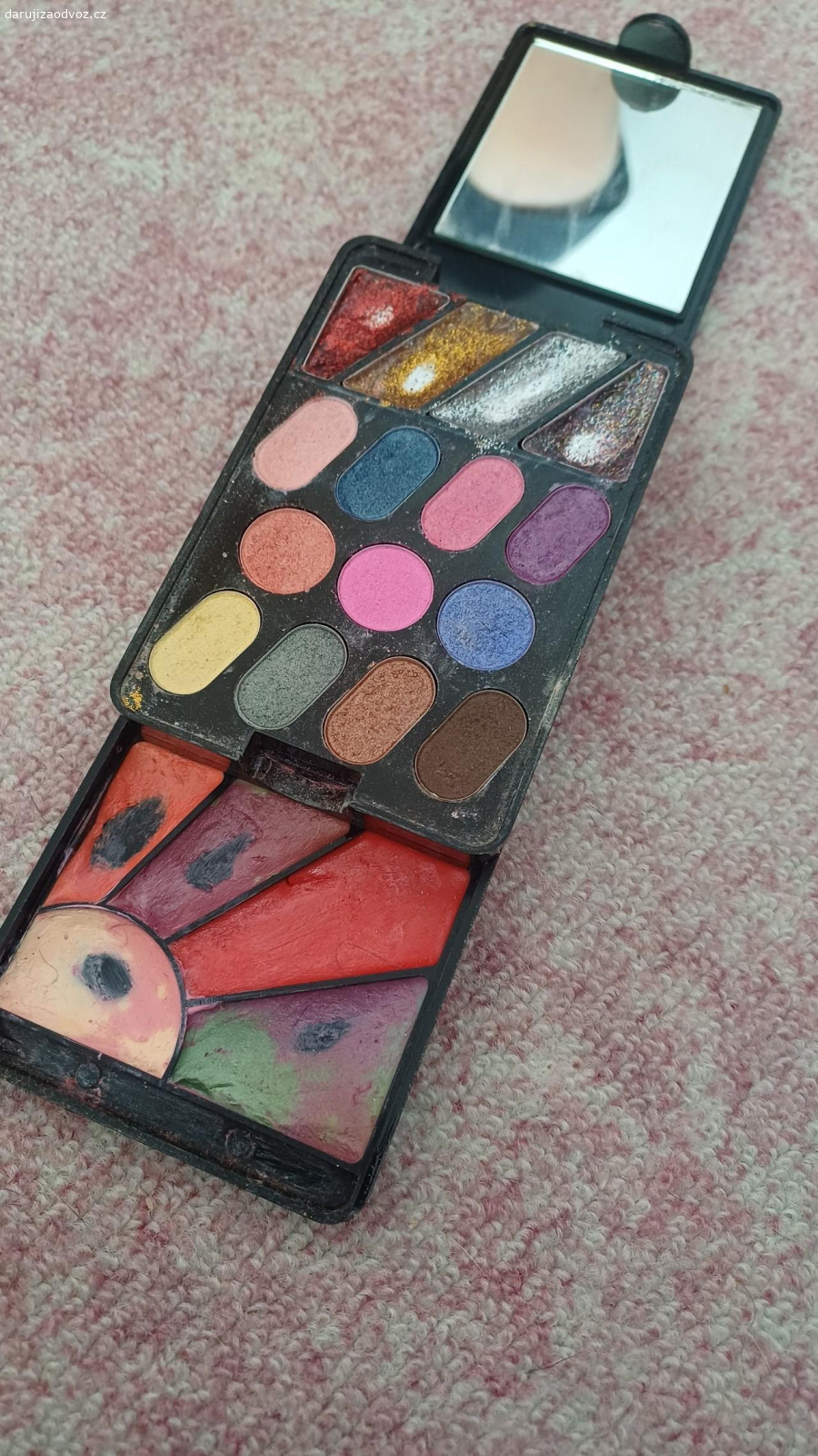 Vlasové doplňky, kosmetika. sponky, ozdoby, doplňky do vlasů, voňavky, oční stíny, paletky, vše staršího data, použité