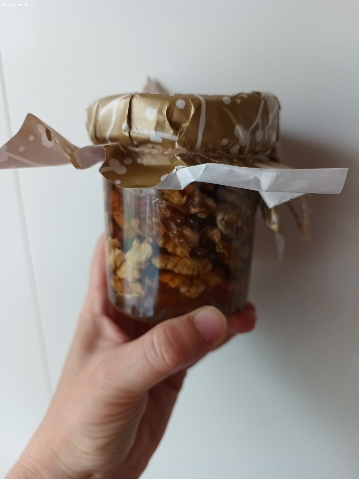 vlašské ořechy v medu. lesní med a domácí ořechy, bohužel tento dárek nevyužiji