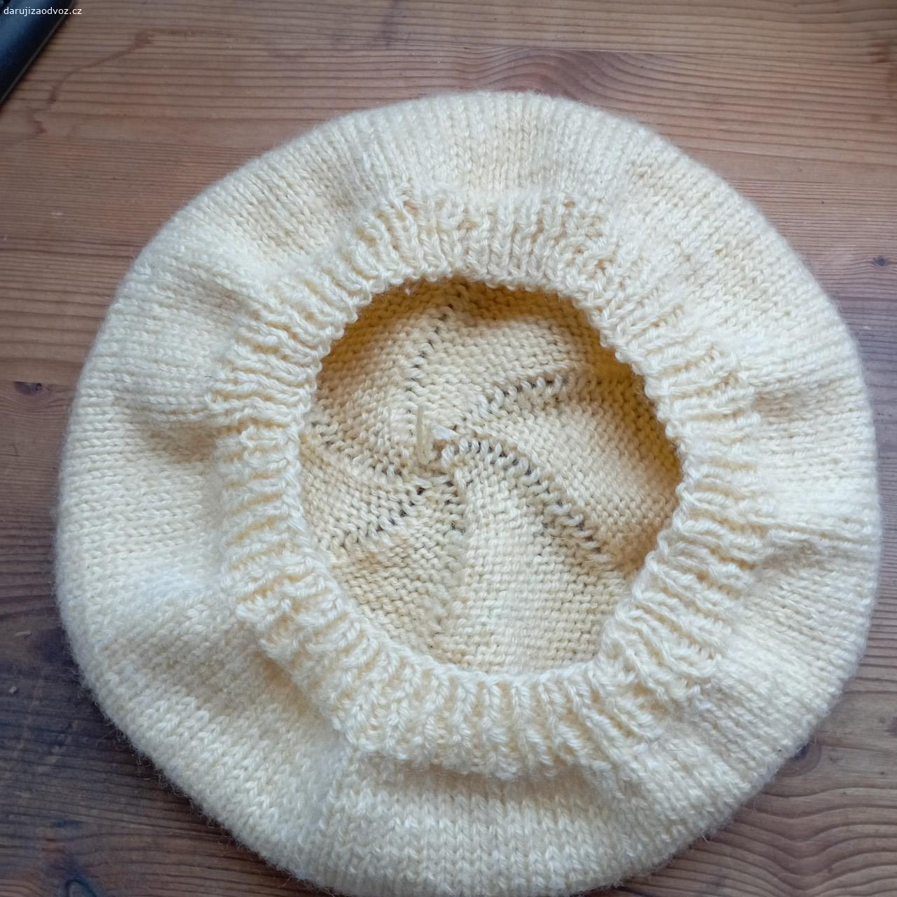 Vlněný baret. Ručně pletený. 50% vlna. Na dospělou hlavu 56-58 cm. Barva víc do žlutá.