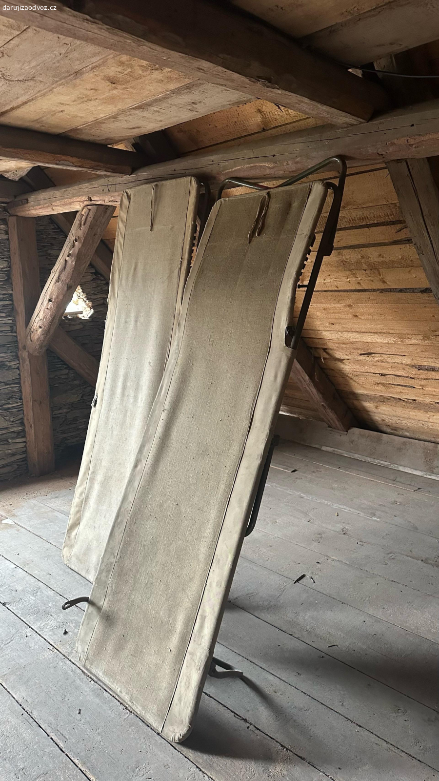 Vojenská / zahradní lehátka. Uložena na púdě, za čokoládu