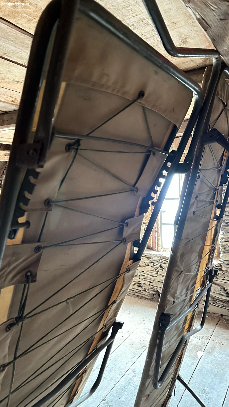 Vojenská / zahradní lehátka. Uložena na púdě, za čokoládu