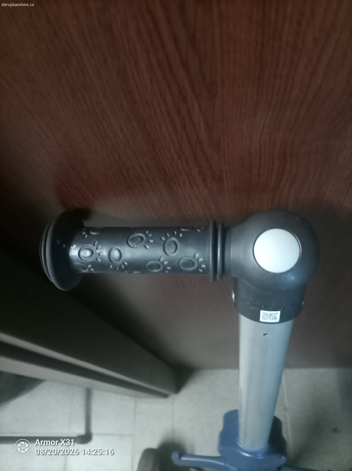 Vozík na školní tašku. Vyměním za ovoce. Polohovatelny držák, výškově nastavitelné, stabilní kolečka. Taška se dobře upíná.