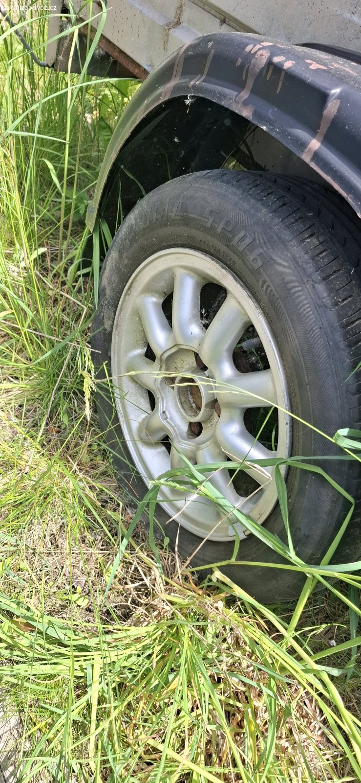 Vozik za auto. Nalezovy stav. Zrejme bez STK. Pneu vypustena. Ve stavajicim stavu neleze zapojit za auto. Odvoz dnes, zitra nebo pozitri z Kovarske.