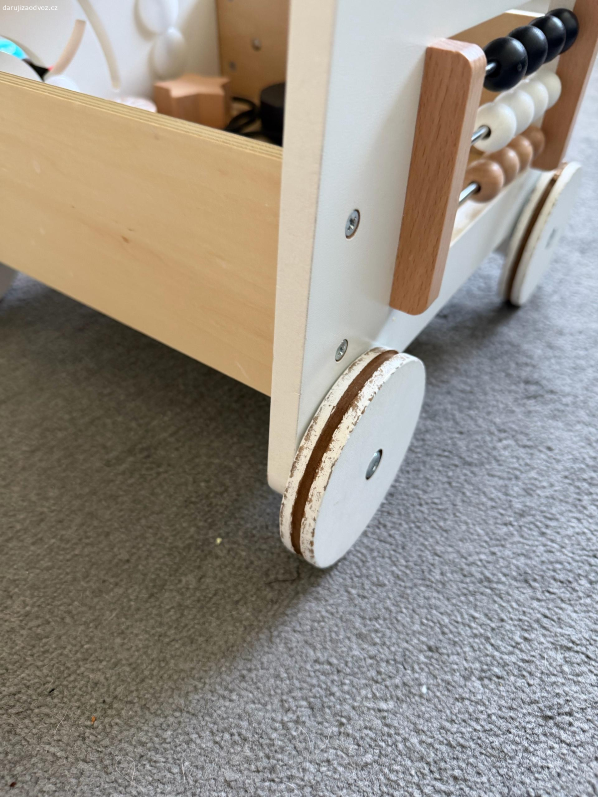 Vozíky. Dva dětské vozíky – oba jsou funkční, jen trochu opotřebované.