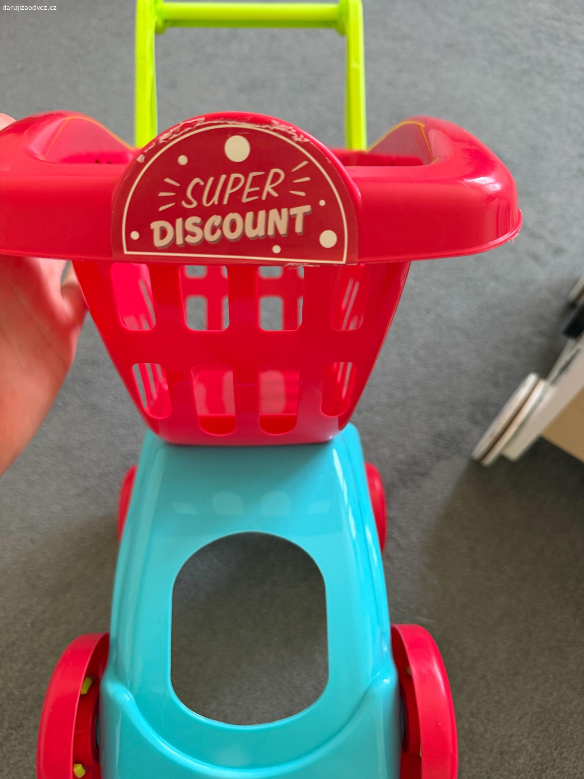 Vozíky. Dva dětské vozíky – oba jsou funkční, jen trochu opotřebované.