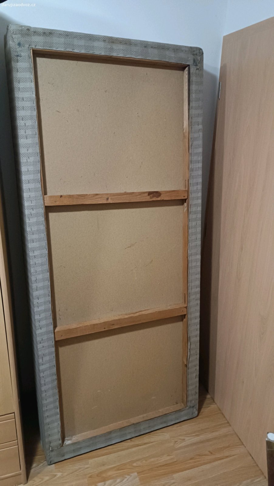 vrch postele. vrch postele. stará poctiva matrace na dřevěném roštu. originální konstrukce už není . ale stačí položit třeba na palety