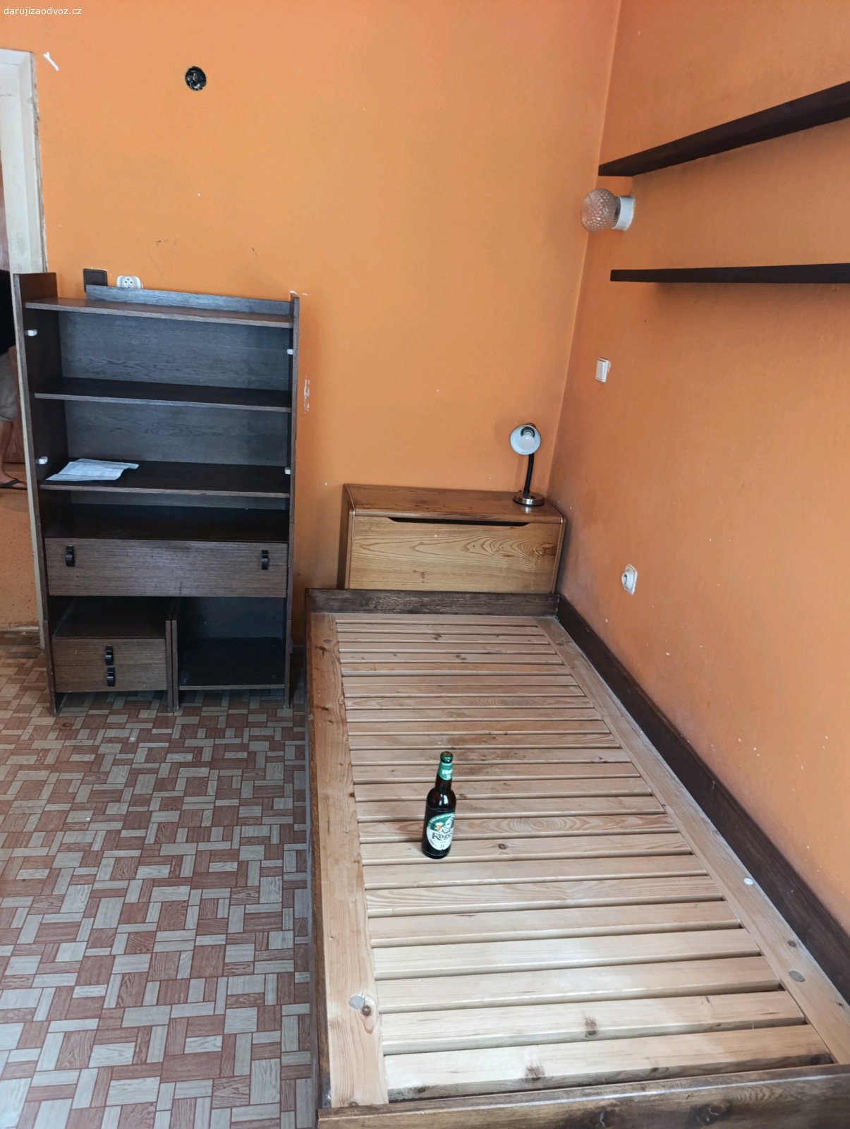 Vybavení bytu. Daruji vybavení bytu. Používané, nic nového, ideální do garáže nebo na zahradu.