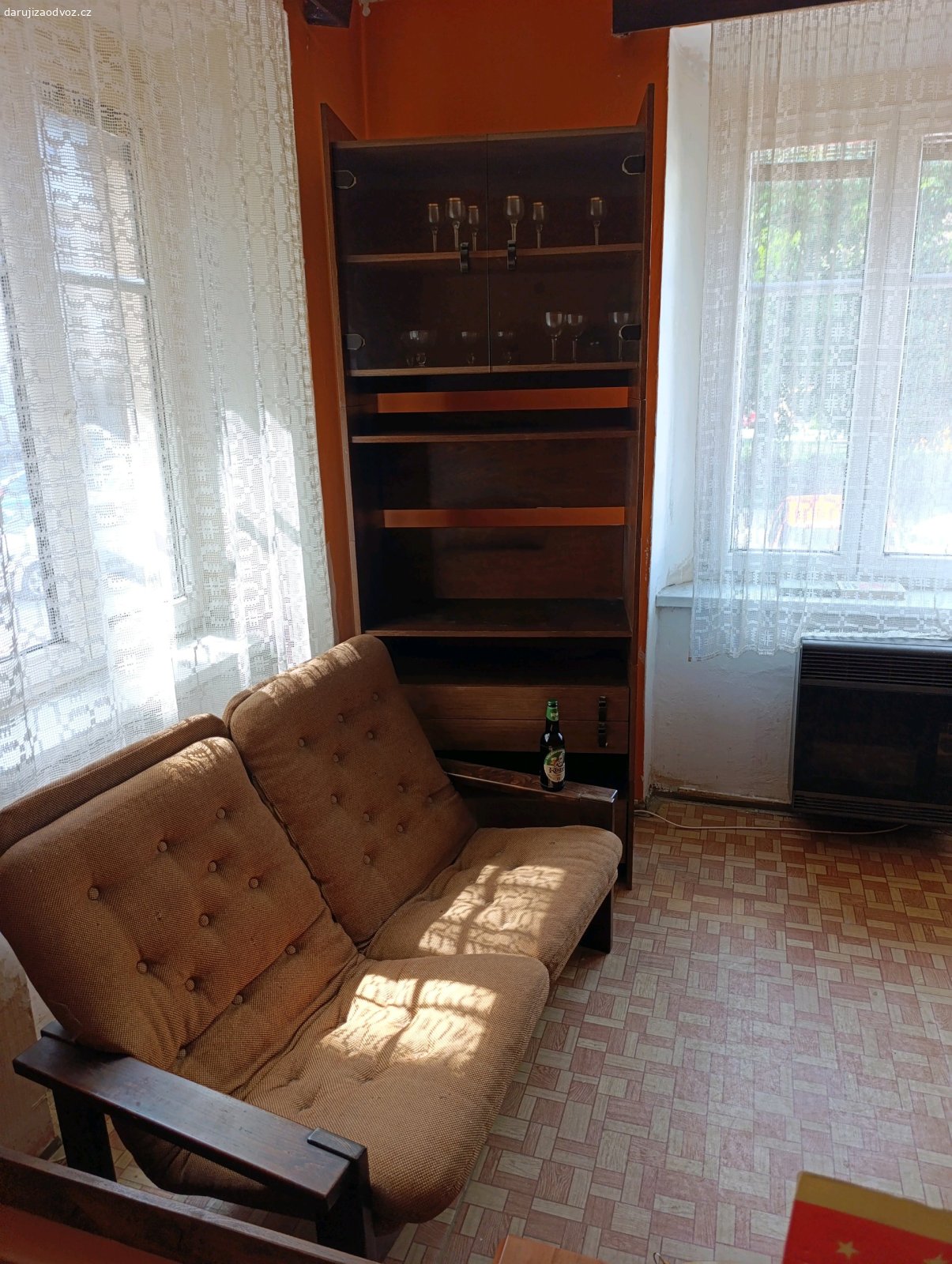Vybavení bytu. Daruji vybavení bytu. Používané, nic nového, ideální do garáže nebo na zahradu.