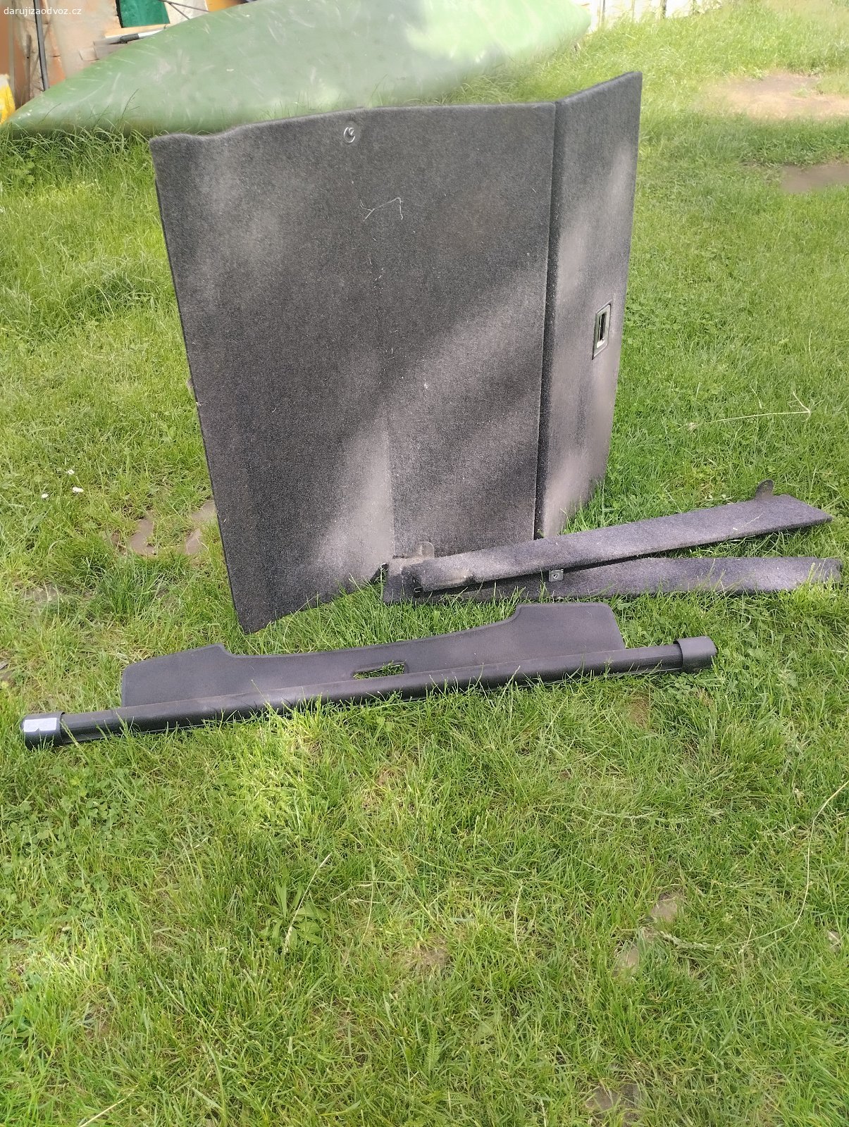 Vybavení do kufru  Octavie. Daruji dvojité dno do kufru Octavie + síť do zadní části, třeba na převoz psů apod....