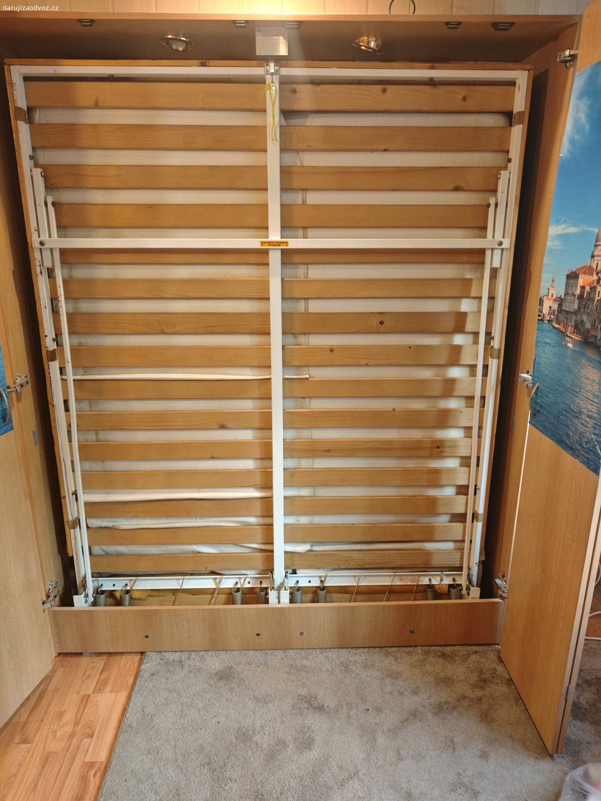 Vyklápěcí postel. Zdravím, 
daruji za odvoz vyklápěcí postel ve skříni. Postel je včetně dvou matrací (ty jsou spíš na vyhození, ale podmínkou je odvézt vše). Skříň má rozměry výška 220cm, šířka 180cm a hloubka 46cm. Rozměry postele jsou 200x160cm. Stav viz foto, vyklápěcí mechanismus je plně funkční. Nutný vlastní odnos a odvoz (2. patro s výtahem). Kraslice, sever. Kdo má zájem pište prosím SZ.
Děkuji