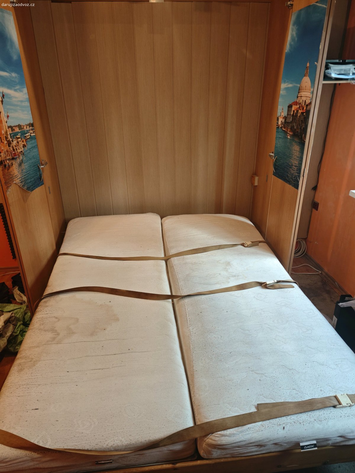 Vyklápěcí postel. Zdravím, 
daruji za odvoz vyklápěcí postel ve skříni. Postel je včetně dvou matrací (ty jsou spíš na vyhození, ale podmínkou je odvézt vše). Skříň má rozměry výška 220cm, šířka 180cm a hloubka 46cm. Rozměry postele jsou 200x160cm. Stav viz foto, vyklápěcí mechanismus je plně funkční. Nutný vlastní odnos a odvoz (2. patro s výtahem). Kraslice, sever. Kdo má zájem pište prosím SZ.
Děkuji