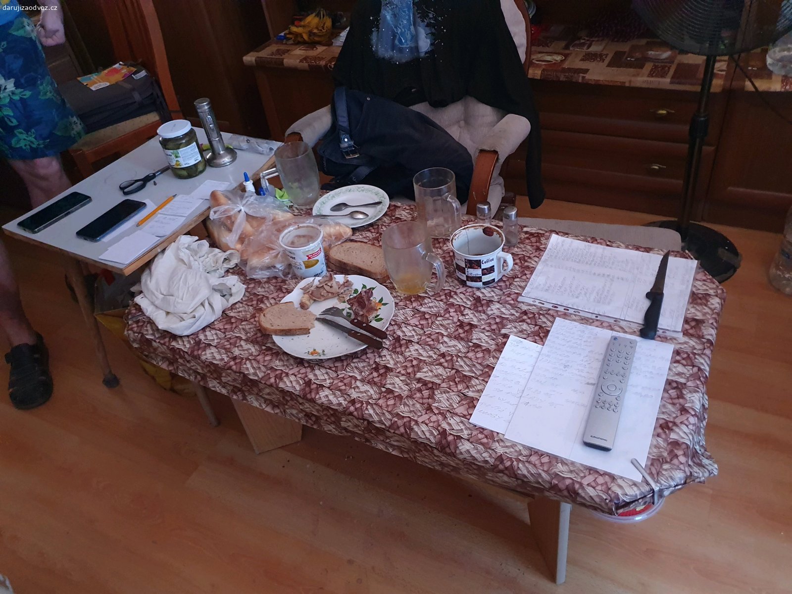 vyklízení bytu 30.08. Hradec Králové. Vše co vidíte na fotkách, dva rozkládací gauče spousta drobného nábytku, co se neudá, zlikviduje vyklízecí služba 31. srpna.