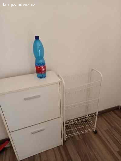 Vyklízení bytu. Daruji kuchyňskou linku, lednici, pohovku, židli na kolečkách, botník , stolek se dvěma židlemi. Od pondělí 4.5.