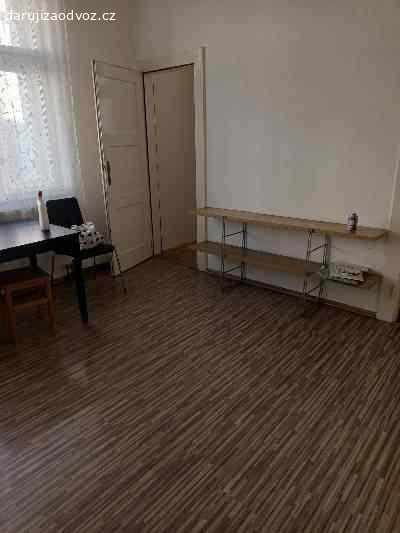 Vyklízení bytu. Daruji kuchyňskou linku, lednici, pohovku, židli na kolečkách, botník , stolek se dvěma židlemi. Od pondělí 4.5.