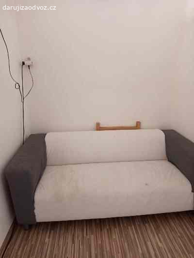 Vyklízení bytu. Daruji kuchyňskou linku, lednici, pohovku, židli na kolečkách, botník , stolek se dvěma židlemi. Od pondělí 4.5.