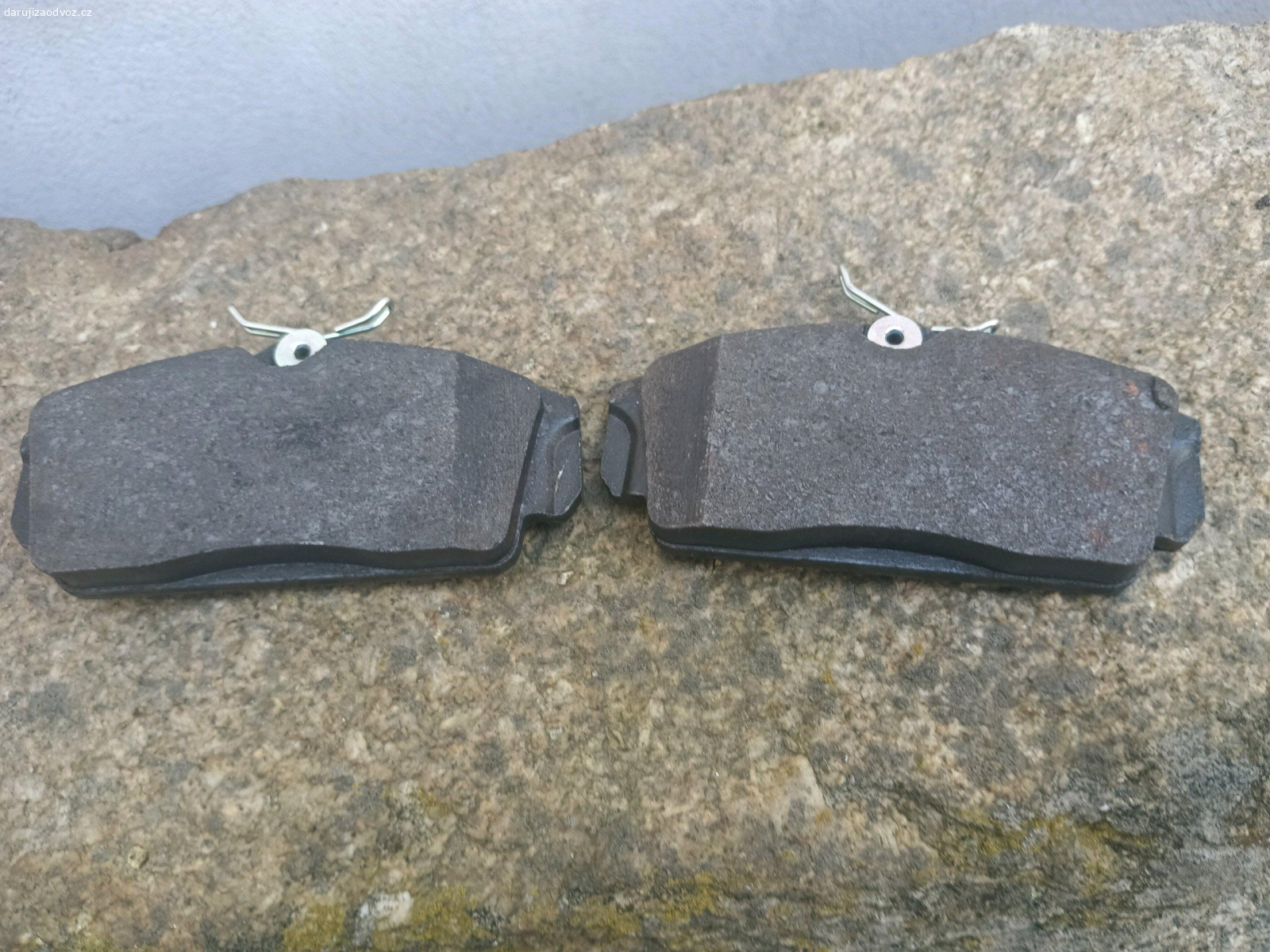 vyklízení garáže. 1Nový brzdový kotouč,střešní tyče asi na nisana modelovací síť