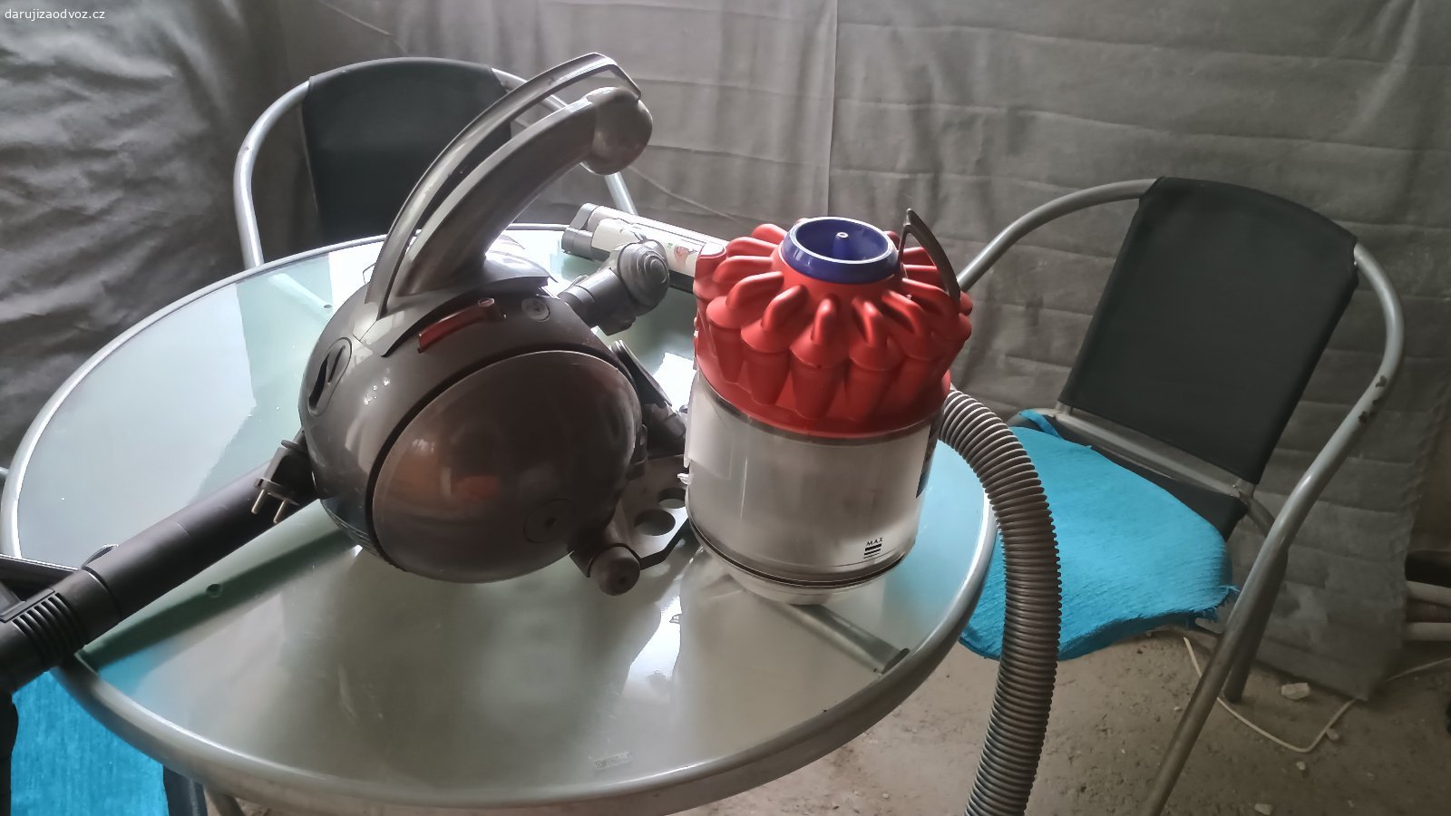 Vysavač dyson ball dc33. Daruji funkční starší vysává dyson, za odvoz,