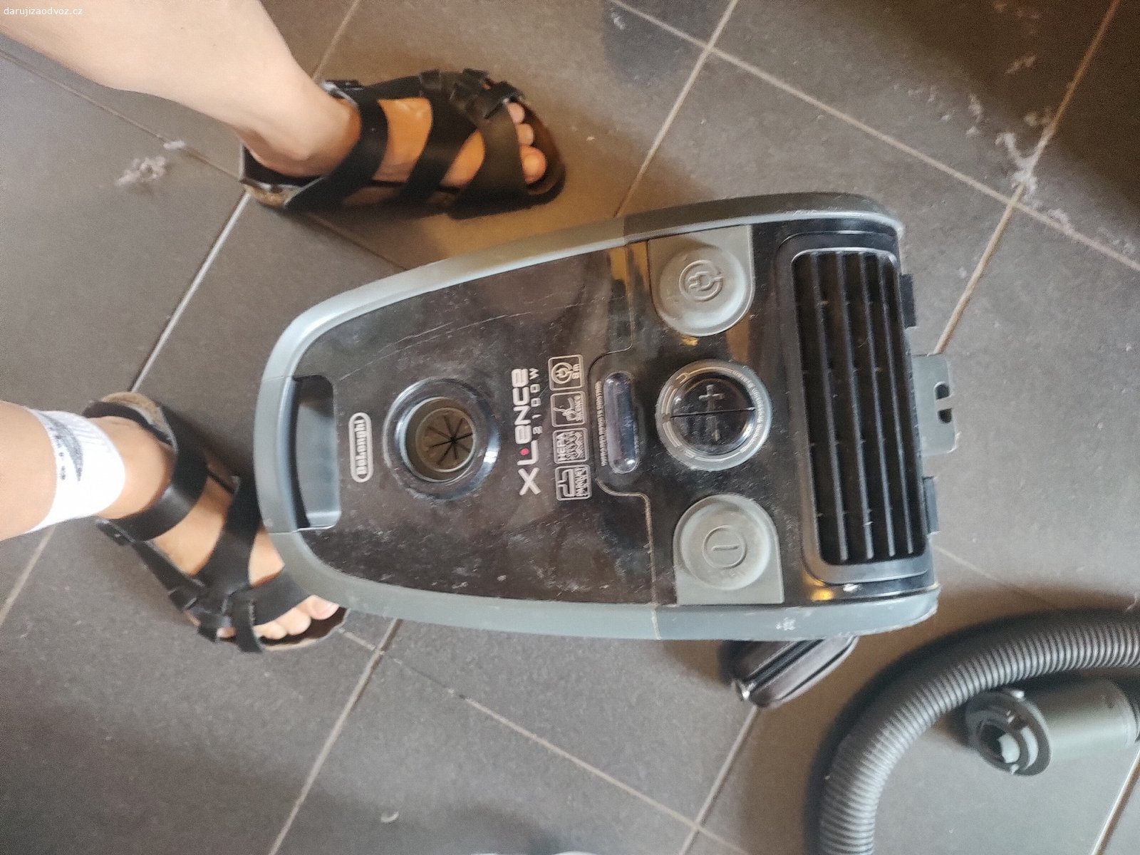 vysavac, motor ok, spatna hadice. motor plně funkcni, saje. Hadici treba zalepit kobercovkou, láme se