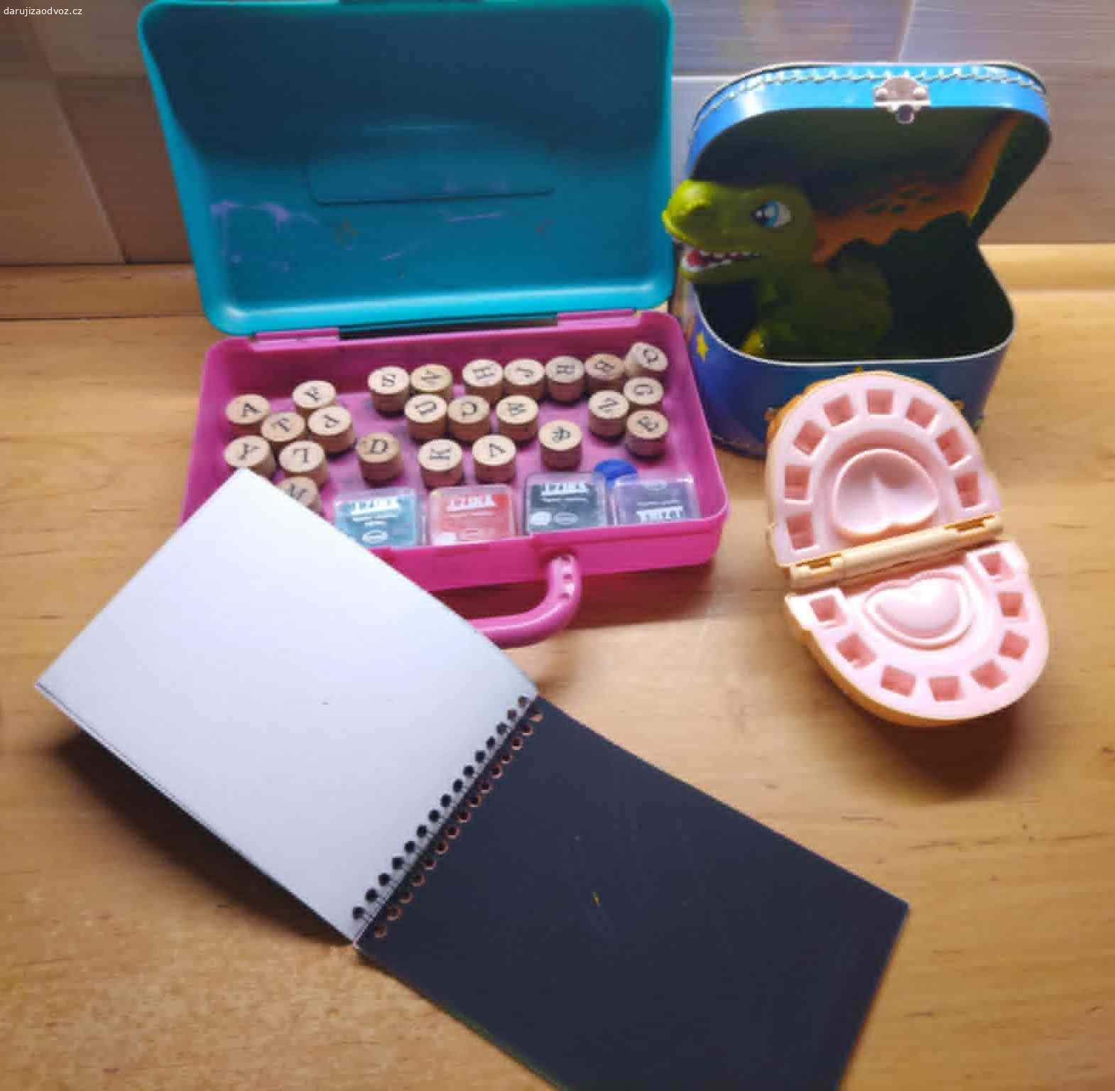 Vyškrabovací notes, kufřík BART Simpson, razítka. Malý modrý kufřík pro děti s Bartem Simpsonem, vyškrabovací notes, razítka s písmeny, ještěra a hlavu pro zubaře z her s plastelínou - modelínou - jestli chcete něco přinést, čokoláda MIlka potěší, není podmínkou). Předám Praha 10