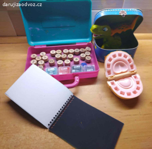 Vyškrabovací notes, kufřík BART Simpson, razítka