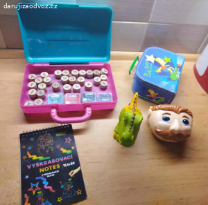 Vyškrabovací notes, kufřík BART Simpson, razítka