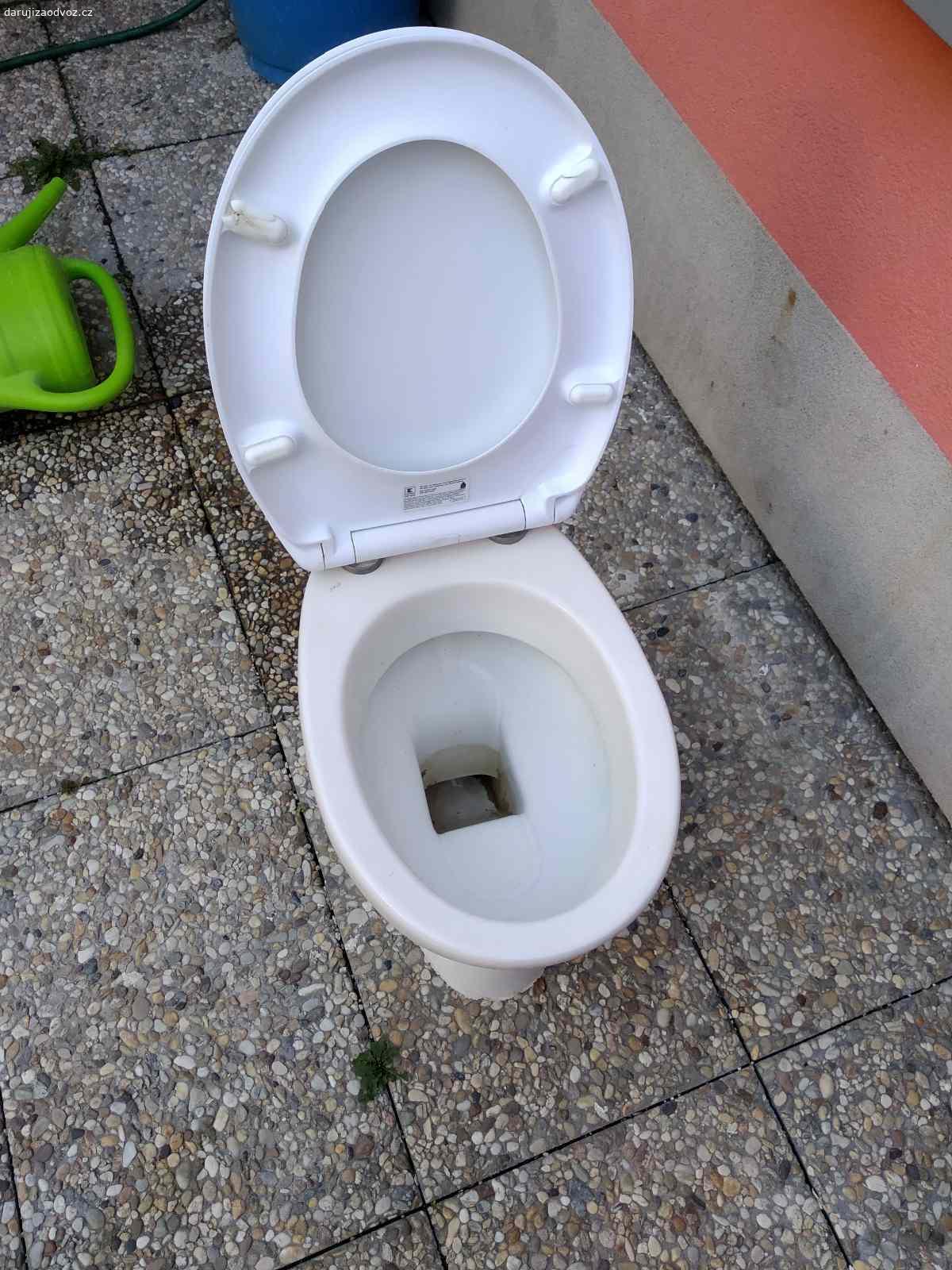 WC misa. Stojici WC misa s odpadem do zdi