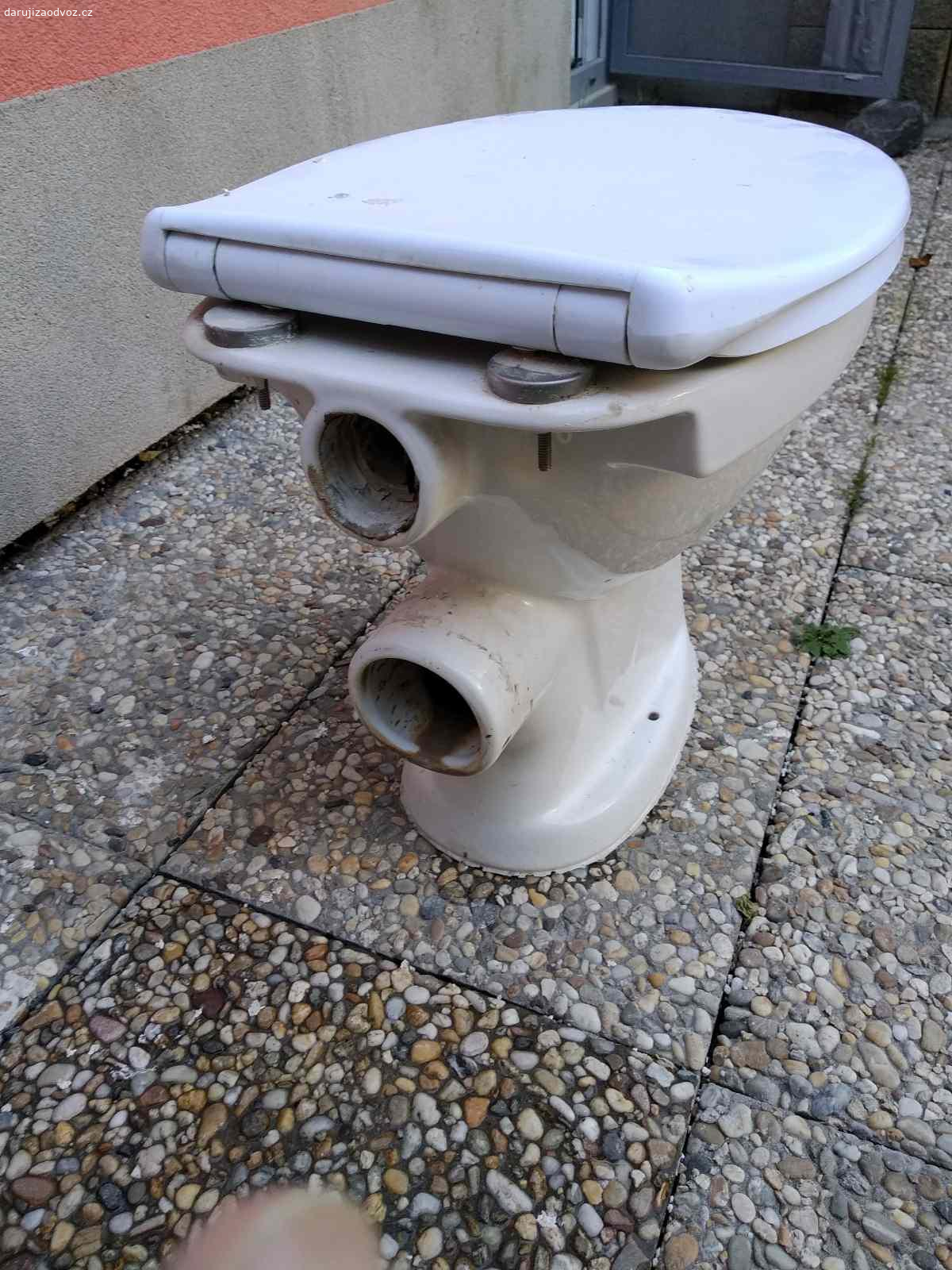 WC misa. Stojici WC misa s odpadem do zdi