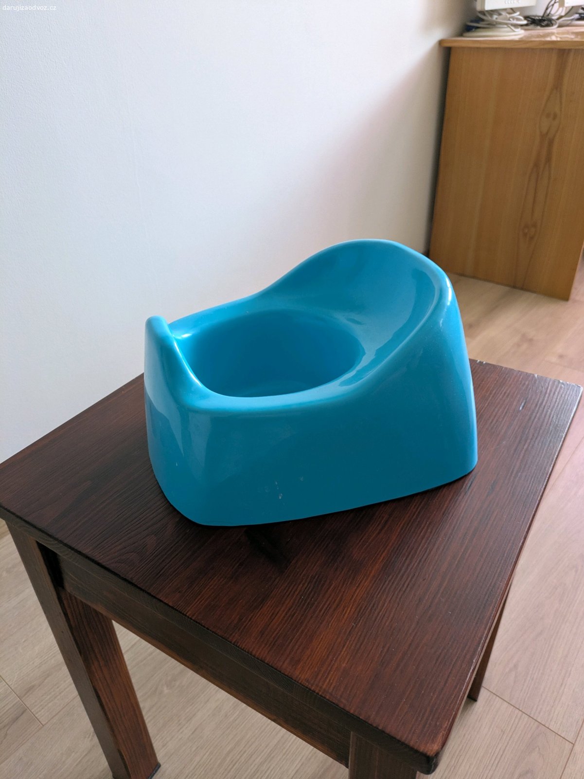 WC prkénko a nočník. Daruji dětské WC prkénko s měkčeným povrchem, ve velmi dobré kondici. K tomu ještě nočník v modré barvě.
