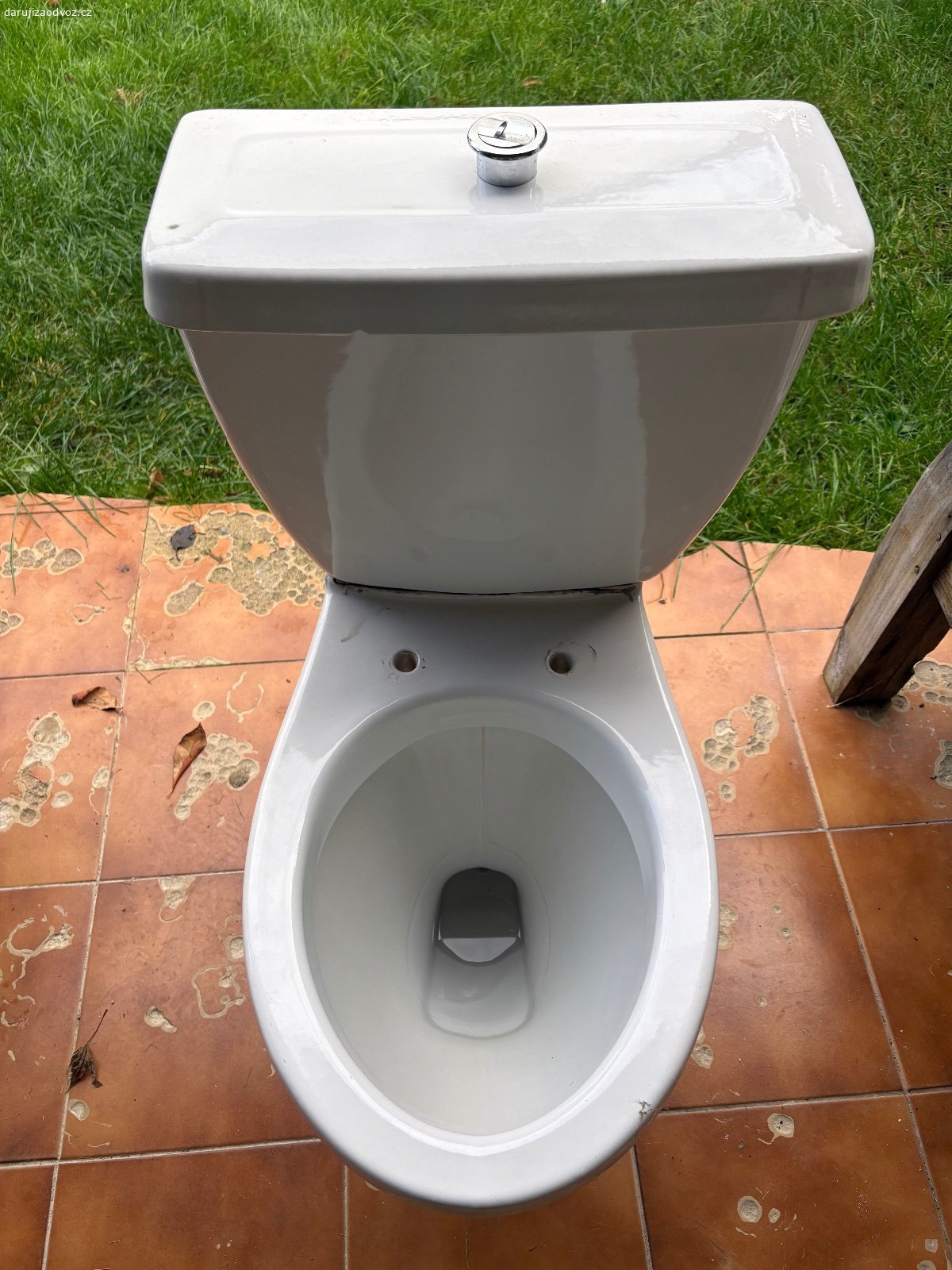 WC za odvoz zadní vývod. Nechám za odvoz zdarma WC se zadním vývodem. Do teď funkční, bez prkénka. Je potřeba umýt. Třeba někdo využije na stavbě apod. Pouze osobní odběr Sudoměřice u Bechyně o víkendech.