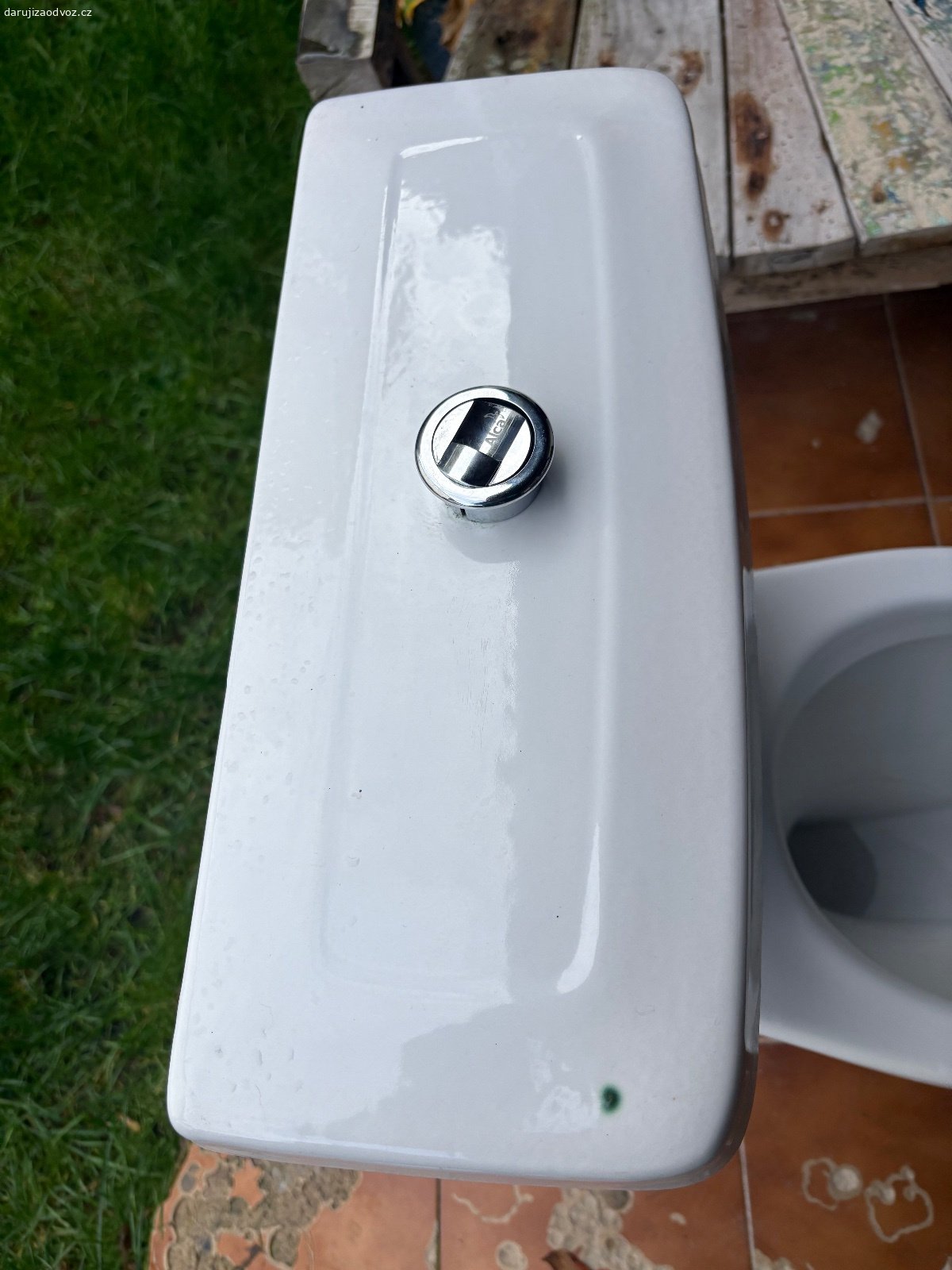 WC za odvoz zadní vývod. Nechám za odvoz zdarma WC se zadním vývodem. Do teď funkční, bez prkénka. Je potřeba umýt. Třeba někdo využije na stavbě apod. Pouze osobní odběr Sudoměřice u Bechyně o víkendech.