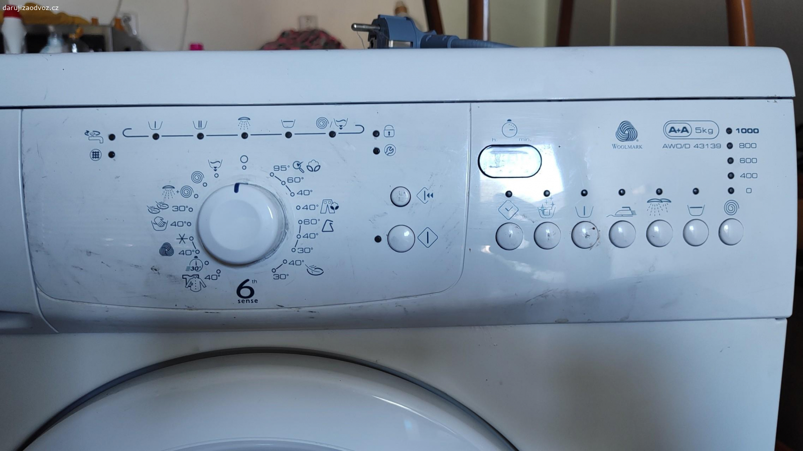 Whirlpool AWO/D 43139 na opravu. Pračka neždímá, jinak funguje. Drobná koroze na předním díle.