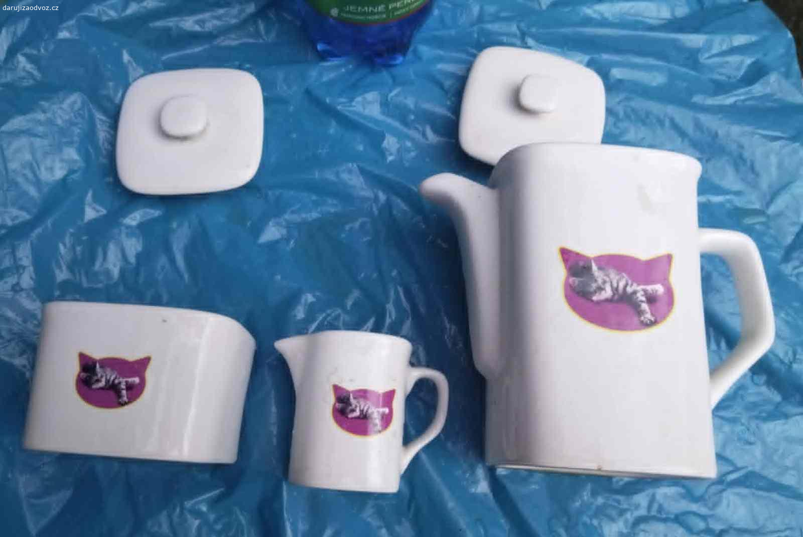 Whiskas - konvice, cukřenka a konvička na smetanu. Daruji porcelánový set s logem WHISKAS - konvice na kávu, čaj s víčkem, cukřenka s víčkem a konvička na smetanu, mléko. Předám Praha 10, jestli chcete něco přinést, tak třeba čokoládu, nebo ovoce pro děti, není podmínkou.