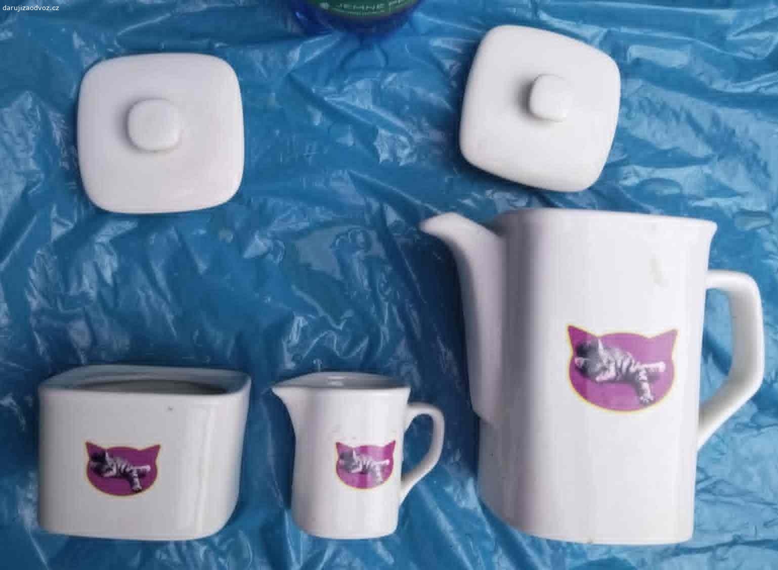 Whiskas - konvice, cukřenka a konvička na smetanu. Daruji porcelánový set s logem WHISKAS - konvice na kávu, čaj s víčkem, cukřenka s víčkem a konvička na smetanu, mléko. Předám Praha 10, jestli chcete něco přinést, tak třeba čokoládu, nebo ovoce pro děti, není podmínkou.