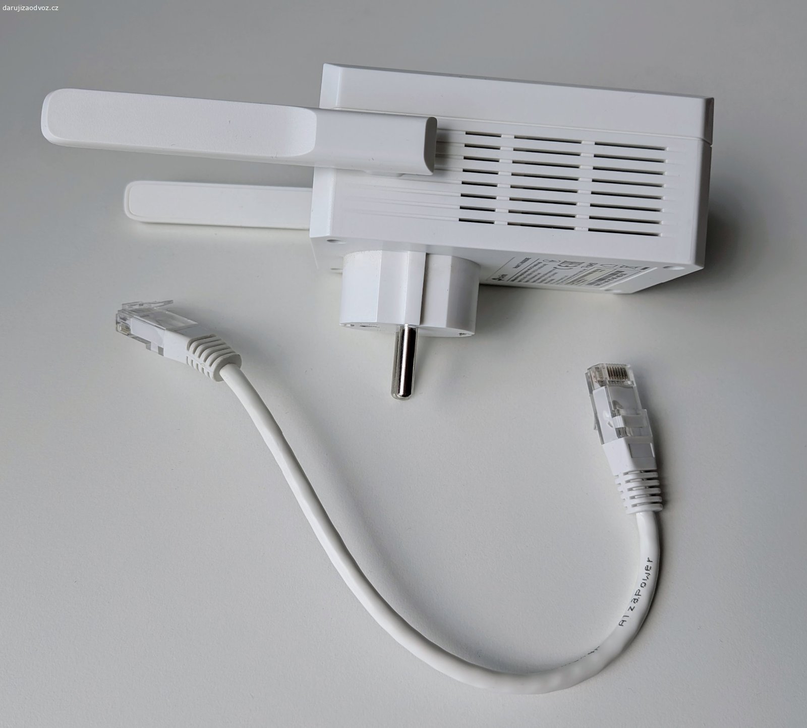 Wi-Fi extender TP-link TL-WA860RE. Za odvoz daruji používaný, plně funkční jednopásmový Wi-Fi 4 (2.4 GHz) extender TP-link TL-WA860RE s průchozí elektrickou zásuvkou s maximální přenosovou rychlostí 300 MBit/s. Bez originální krabice / balení.

Obsahuje 100 MBit/s ethernet port - ten lze využít pro kabelový "přívod" internetu, nebo pro připojení kabelových zařízení.

Maximální spotřeba 3W.
Osobní předání po předchozí dohodě v Praze Karlín nebo Žižkov.