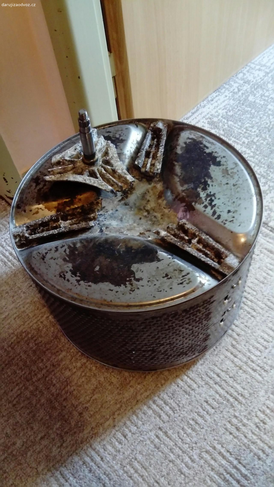 Za drobnost (čokoládu). Malá pračka Candy rozebraná, zlomený kříž bubnu průměr 39 cm, vše ostatní OK.