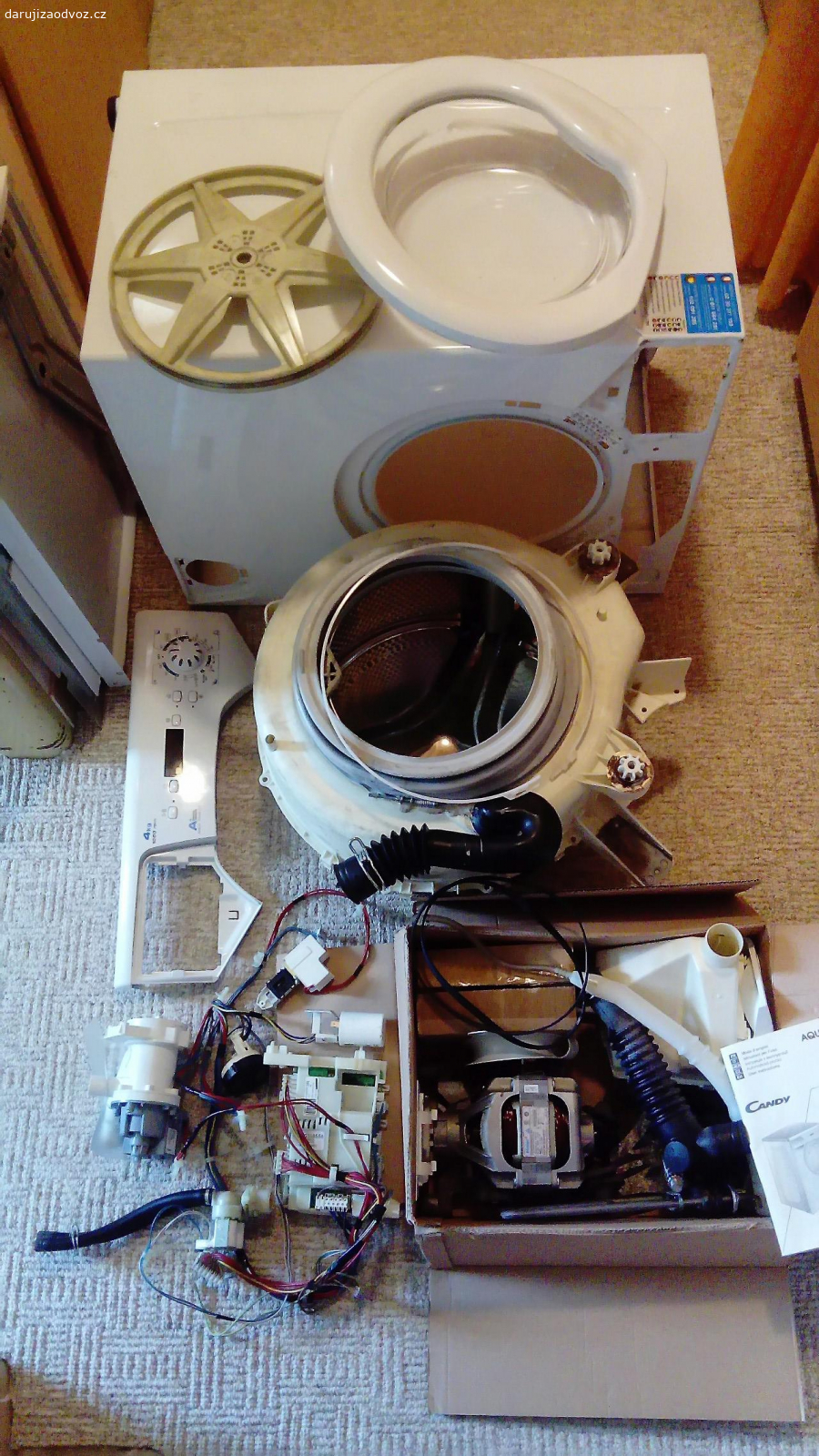 Za drobnost (čokoládu). Malá pračka Candy rozebraná, zlomený kříž bubnu průměr 39 cm, vše ostatní OK.