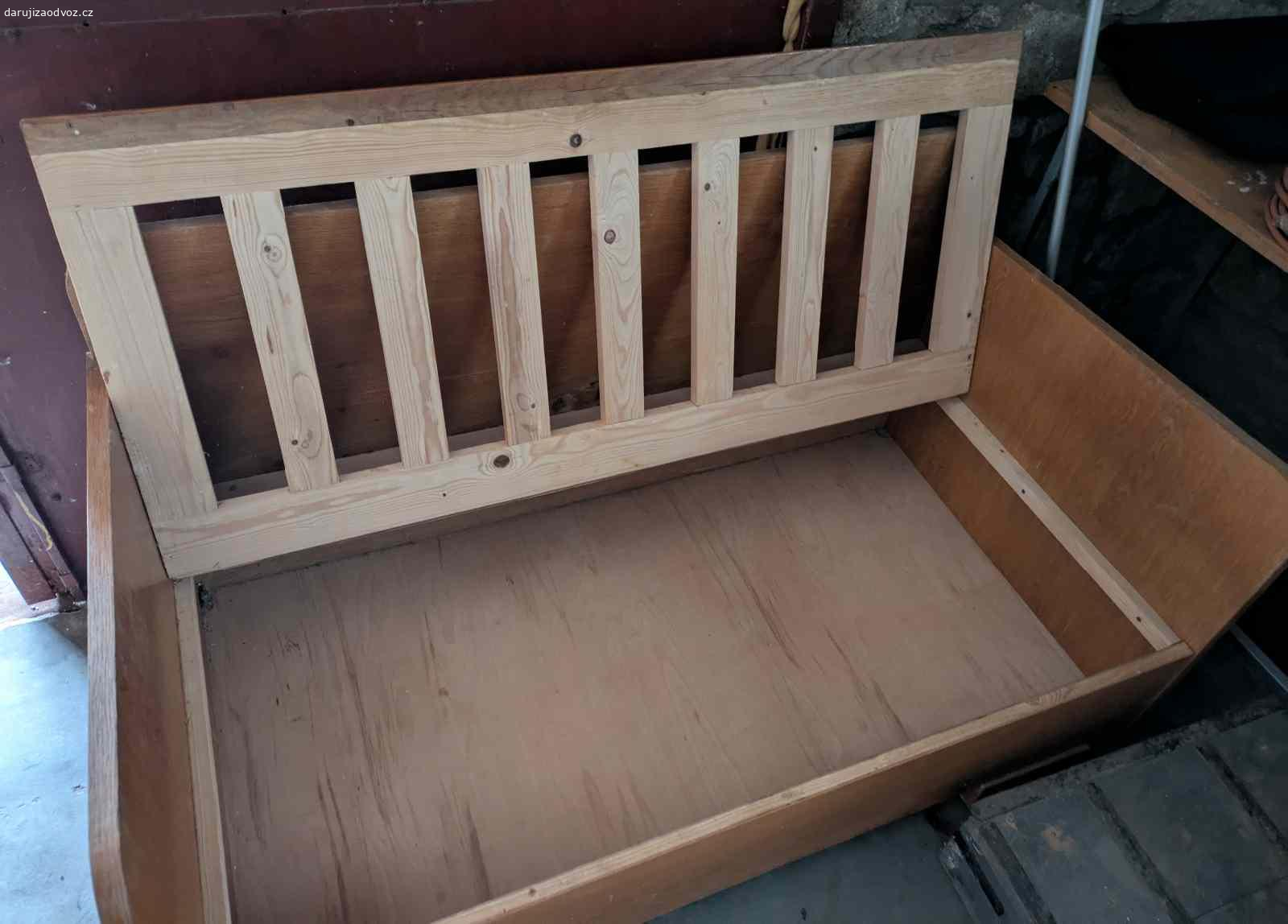 Za odvoz dětská pohovka. Nabízím malou pohovku s úložným prostorem, rozměry 70×70×130 cm.