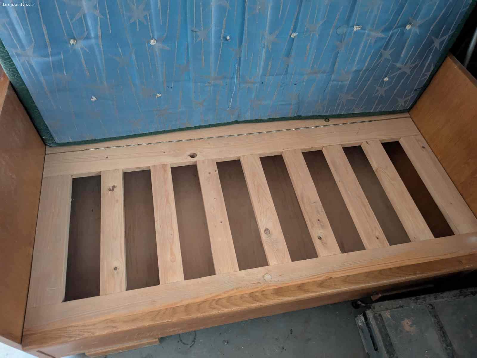 Za odvoz dětská pohovka. Nabízím malou pohovku s úložným prostorem, rozměry 70×70×130 cm.