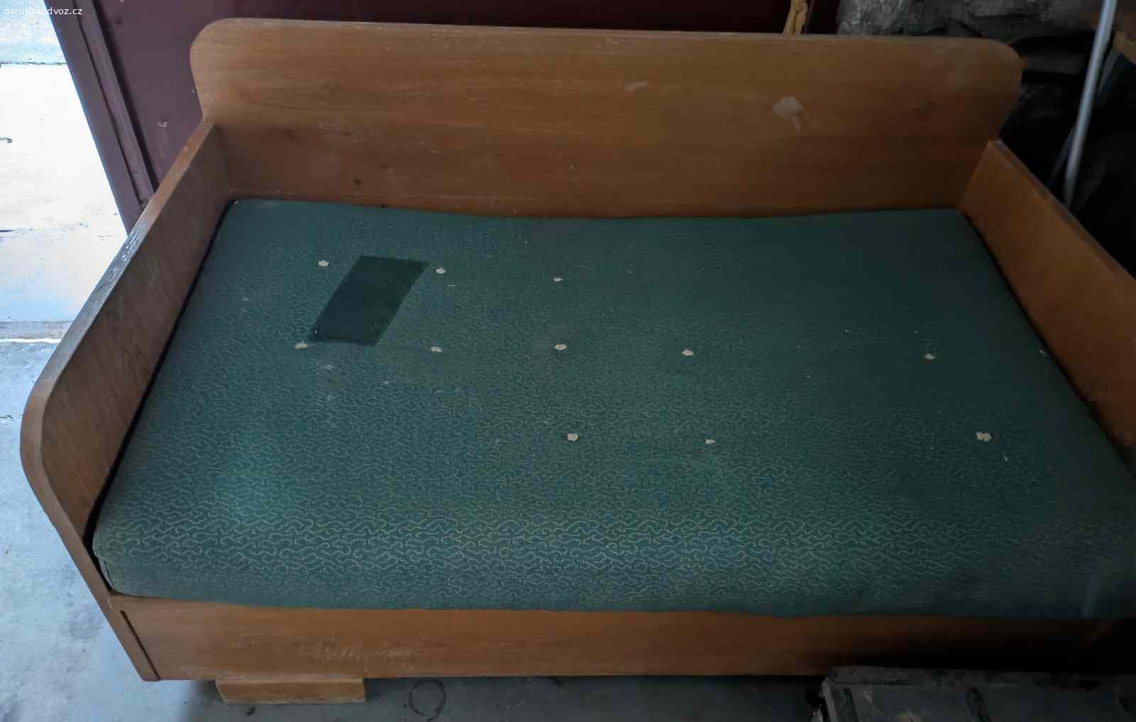 Za odvoz dětská pohovka. Nabízím malou pohovku s úložným prostorem, rozměry 70×70×130 cm.