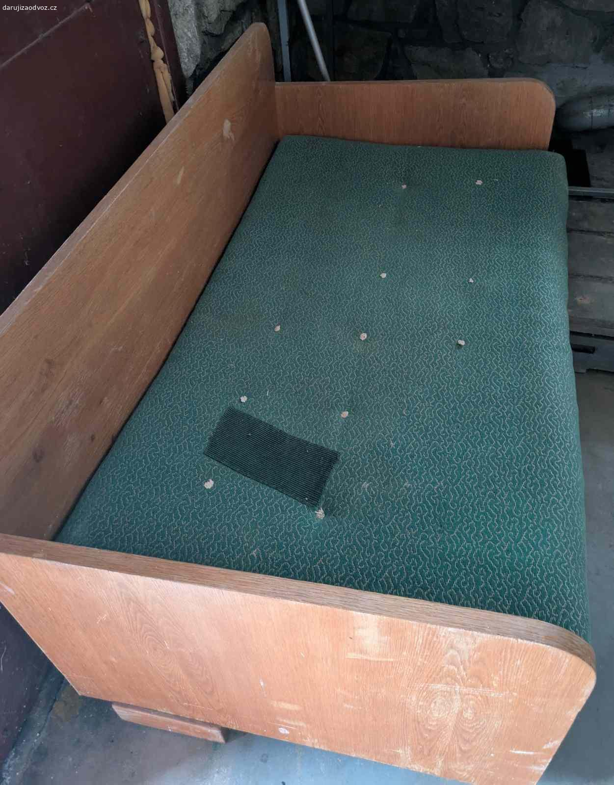 Za odvoz dětská pohovka. Nabízím malou pohovku s úložným prostorem, rozměry 70×70×130 cm.