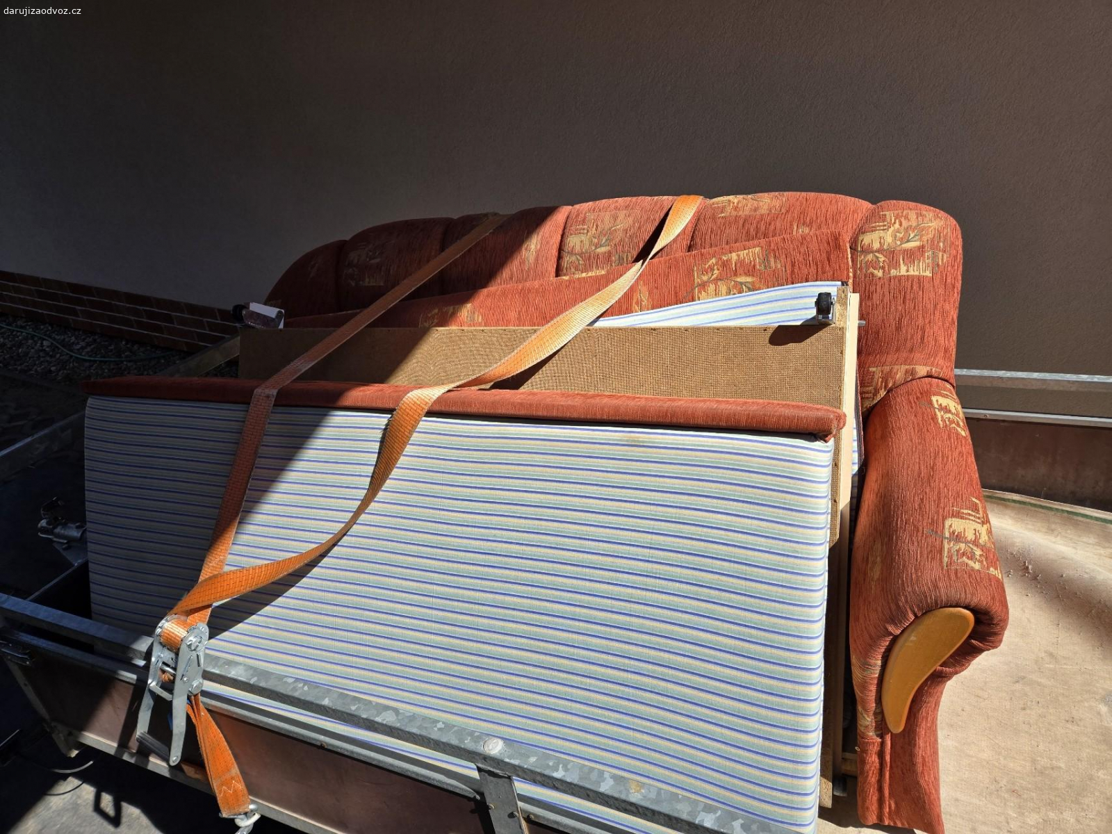 za odvoz sedačka. spěchá, jinak jde vyhodit