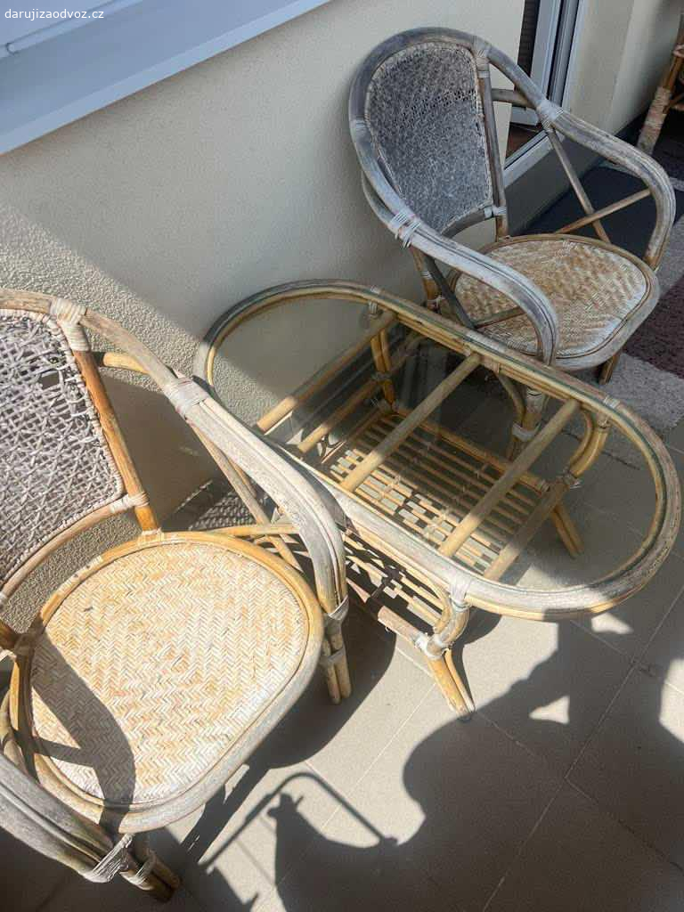 Zahradní nábytek. Daruji za odvoz a třeba sýr a křup dřevěný (bambusový ) zahradní nábytek. Když nějaký šikula obrousí a nabarví ještě dobře poslouží. Prosím jen přes telefon na mejl nereaguji.