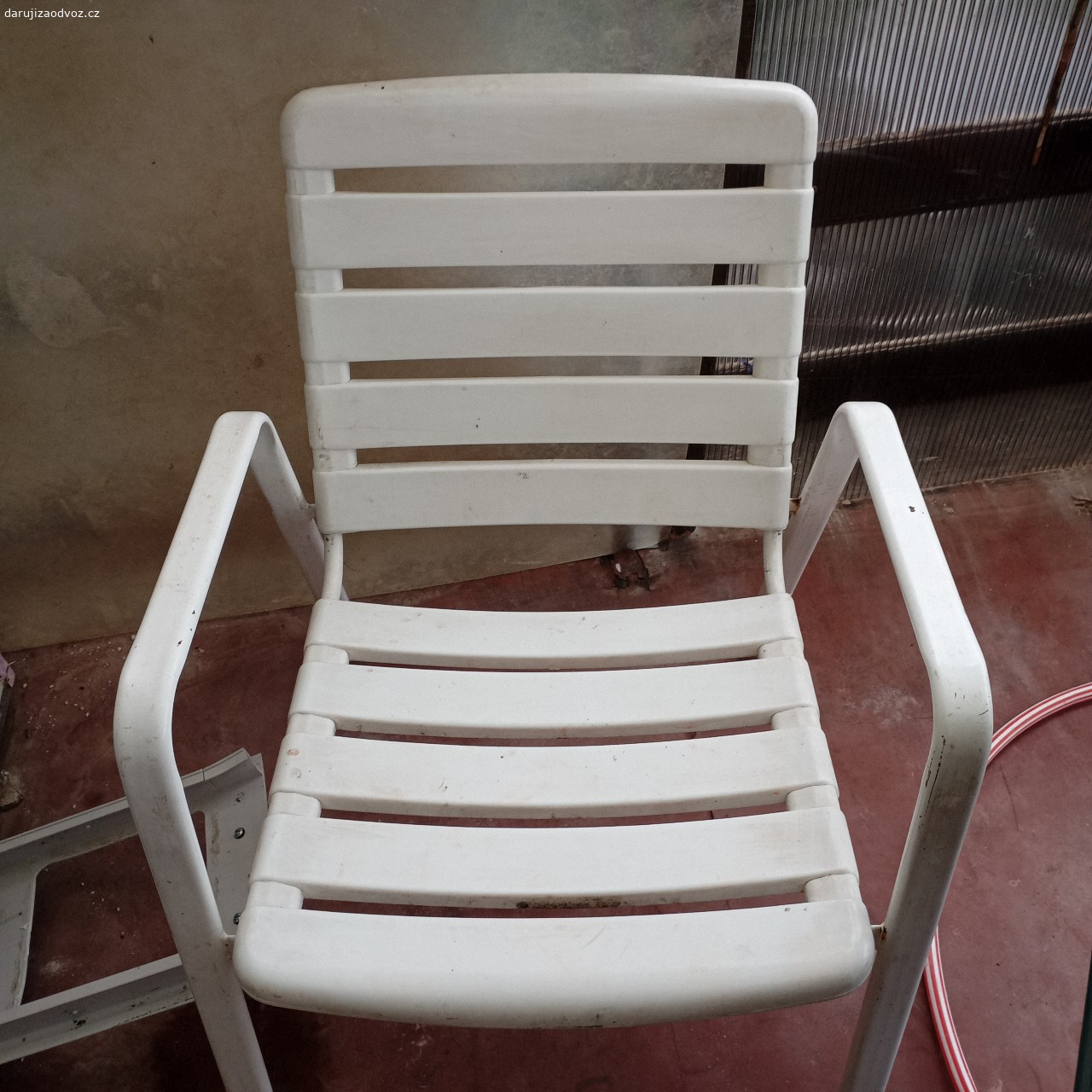 zahradní nabytek. stůl a 3 židle