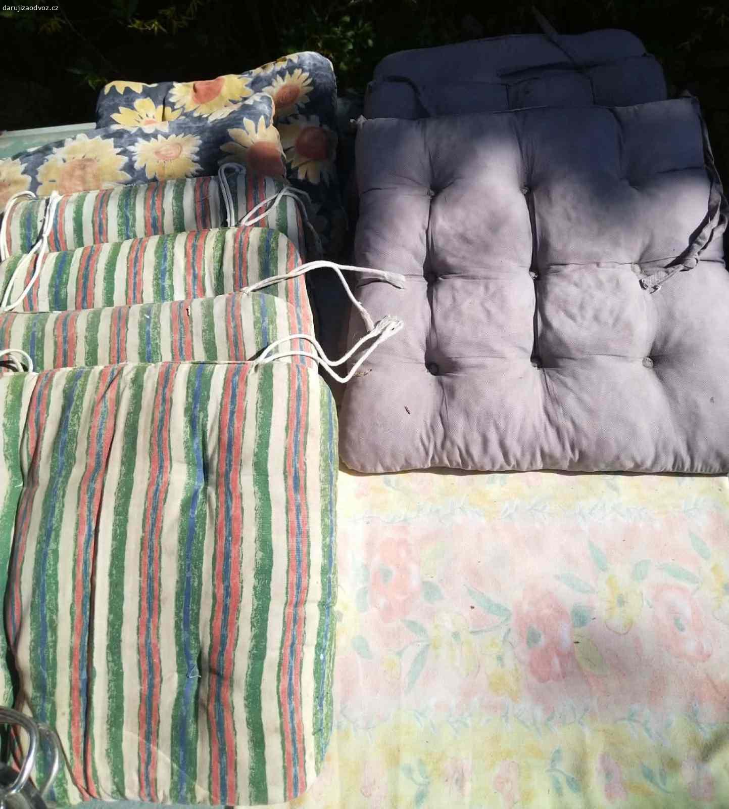 Zahradní podsedáky - polstry na židle, používané. Nabízím zahradní polstry - podsedáky na židli různé druhy a barvy, všechny používané, různé opotřebení (byly venku) proto daruji za odvoz a jestli přinesete např. rozpustnou kávu Nescafé, tak to potěší, ale není podmínkou. Předám Praha 10-Strašnice, uvítám rychlé jednání
