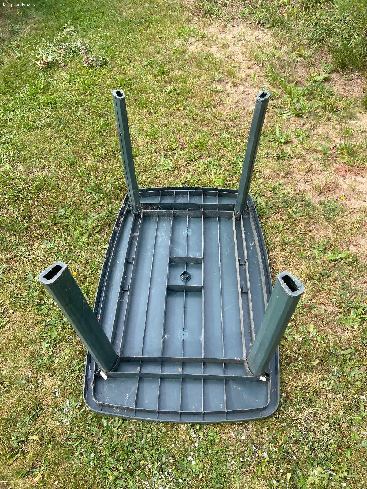 Zahradní stůl. Zelený zahradní stůl, špinavý ale po umytí bude v dobrém stavu