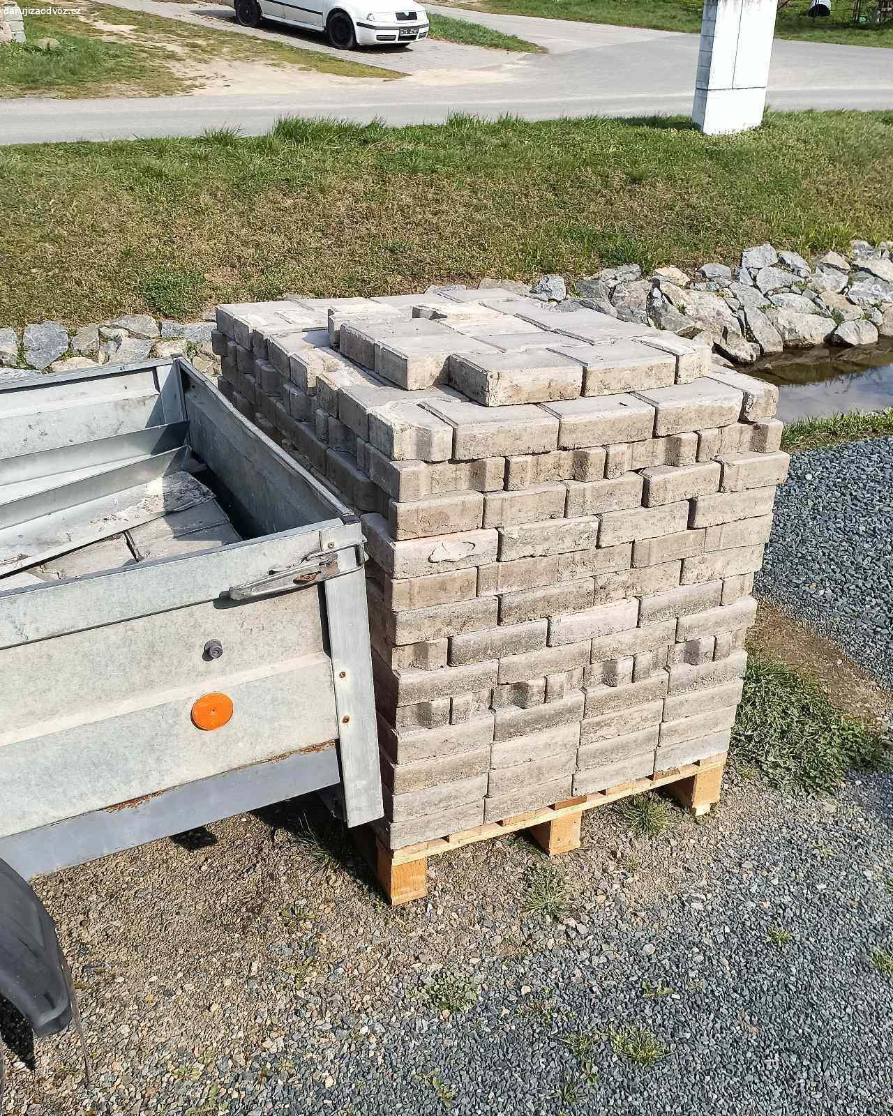 Zamkova dlazba seda. Daruji zamkovou dlazbu v dobrem stavu - na dvur novostavby to asi neni ale treba do stodoly pod drevo postaci, vytazeno a naskladano na palete k odberu cca 7-8m2, volat po 14h, po spatnych predchozich zkusenbostech dlazbu nikomu nerezervuji, kdo drive prijde ten si ji odveze jinac na konci tydne vyhazuji do ekodvora, volat po 14h