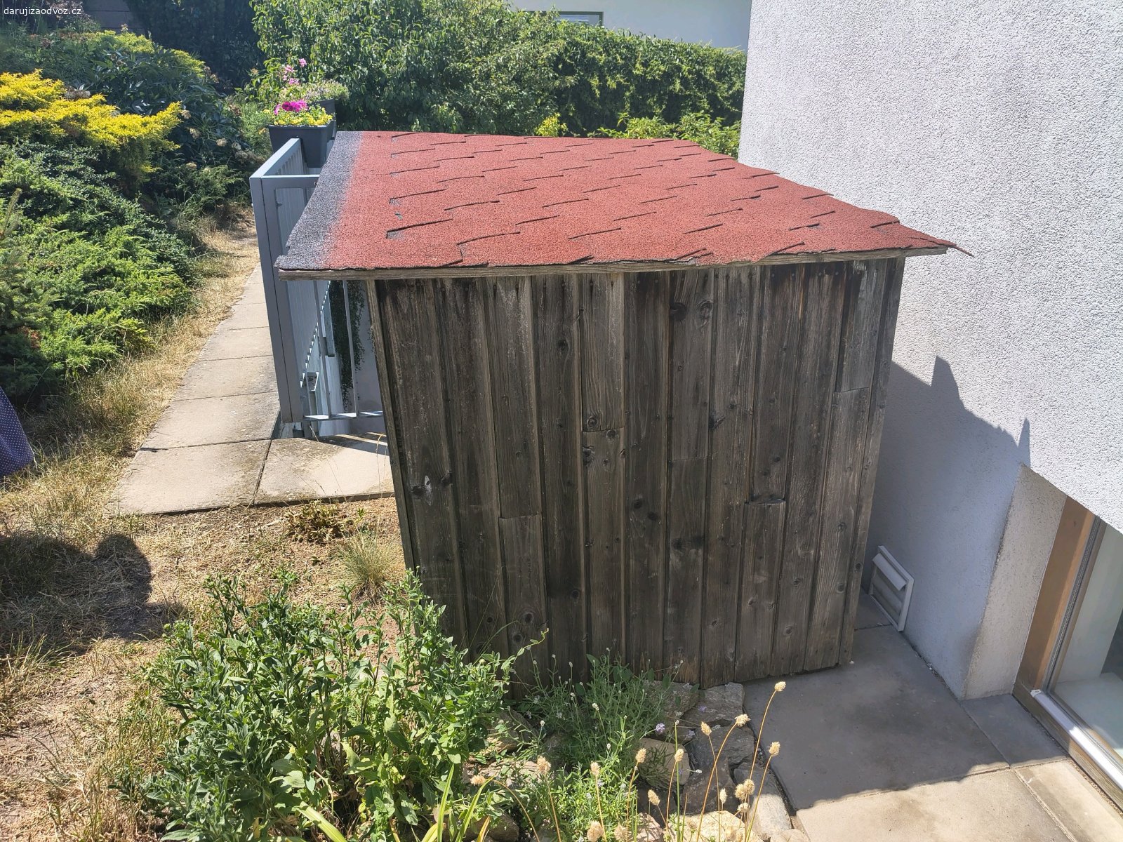 Zateplená bouda pro psa. Daruji zateplenou boudu pro psa, nepoužívaná psem, jenom děti si v ni hrály. Rozměry 170cm délka, 115cm výška, 105cm šířka (střecha o pár cm delší)