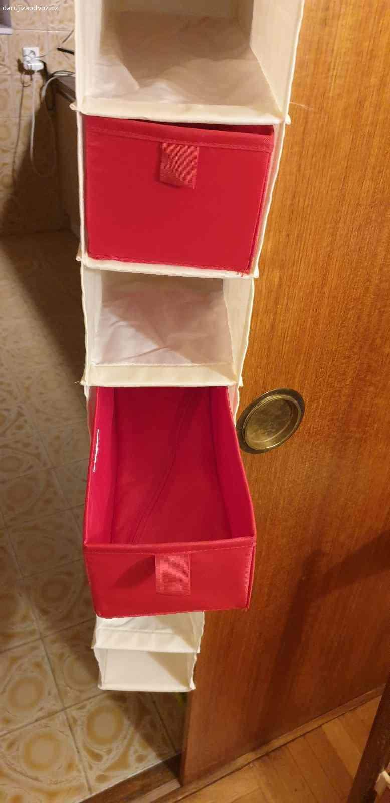 Závěsný díl (organizér) IKEA SKUBB. Daruji za odvoz závěsný díl IKEA SKUBB – 10 polic se 2 zásuvkami.
Nezasílám, jen osobní vyzvednutí v Brně, ulice Lozíbky.