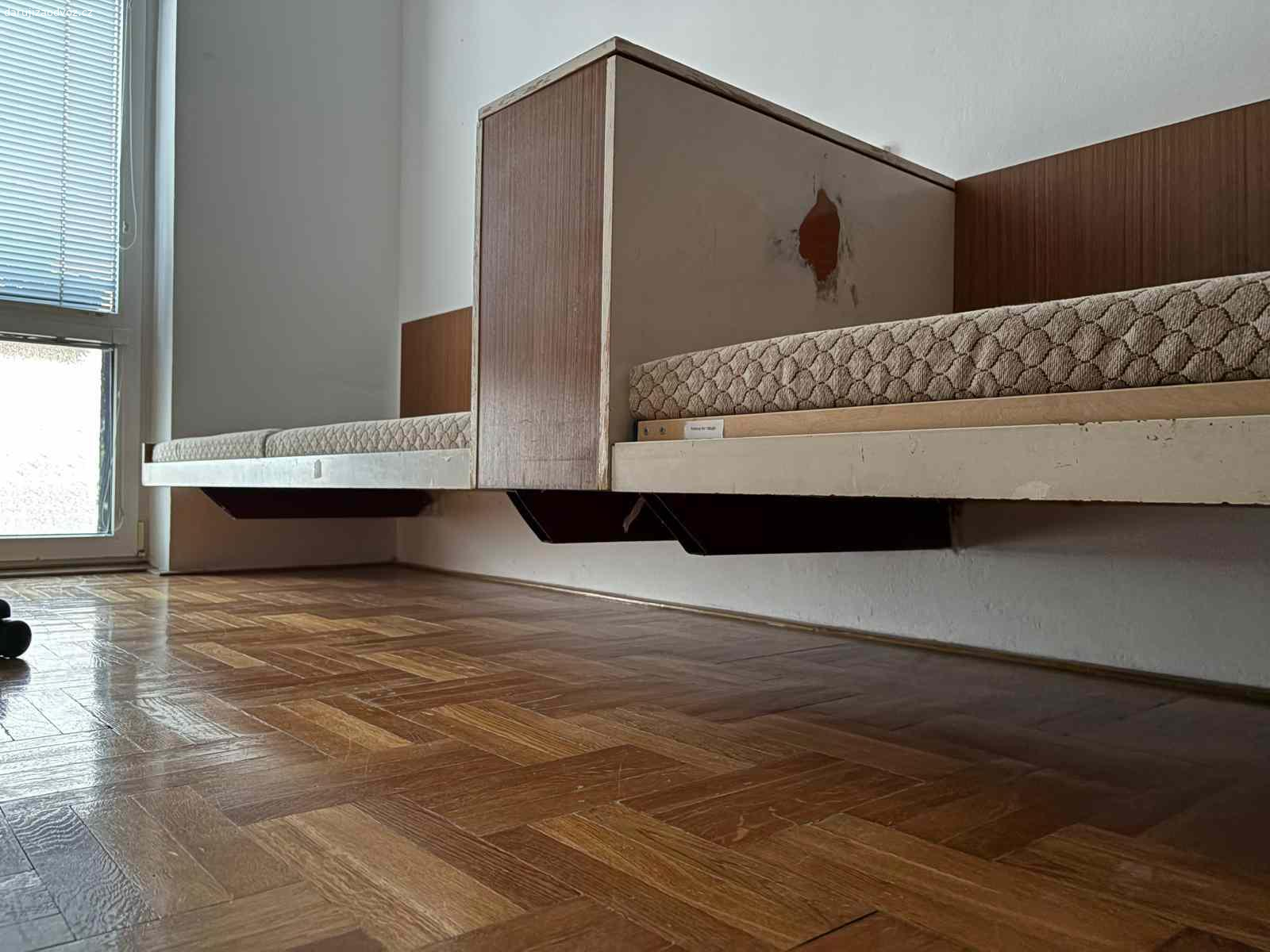 Závěsný prádelník (peřiňák) (retro). Daruji za odvoz závěsný prádelník/peřiňák (postole na fotce nenabízím).
Rozměry prádelníku: (výška x šířka x hloubka):61 cm x 30,5 cm x 84 cm
Nábytek byl vyroben na míru na přelomu 60. a 70. let.
Materiál: Laťovka.
Zájemci pomohu nábytek vynést a naložit do auta.
Nezasílám, jen osobní vyzvednutí v Brně, ulice Lozíbky.