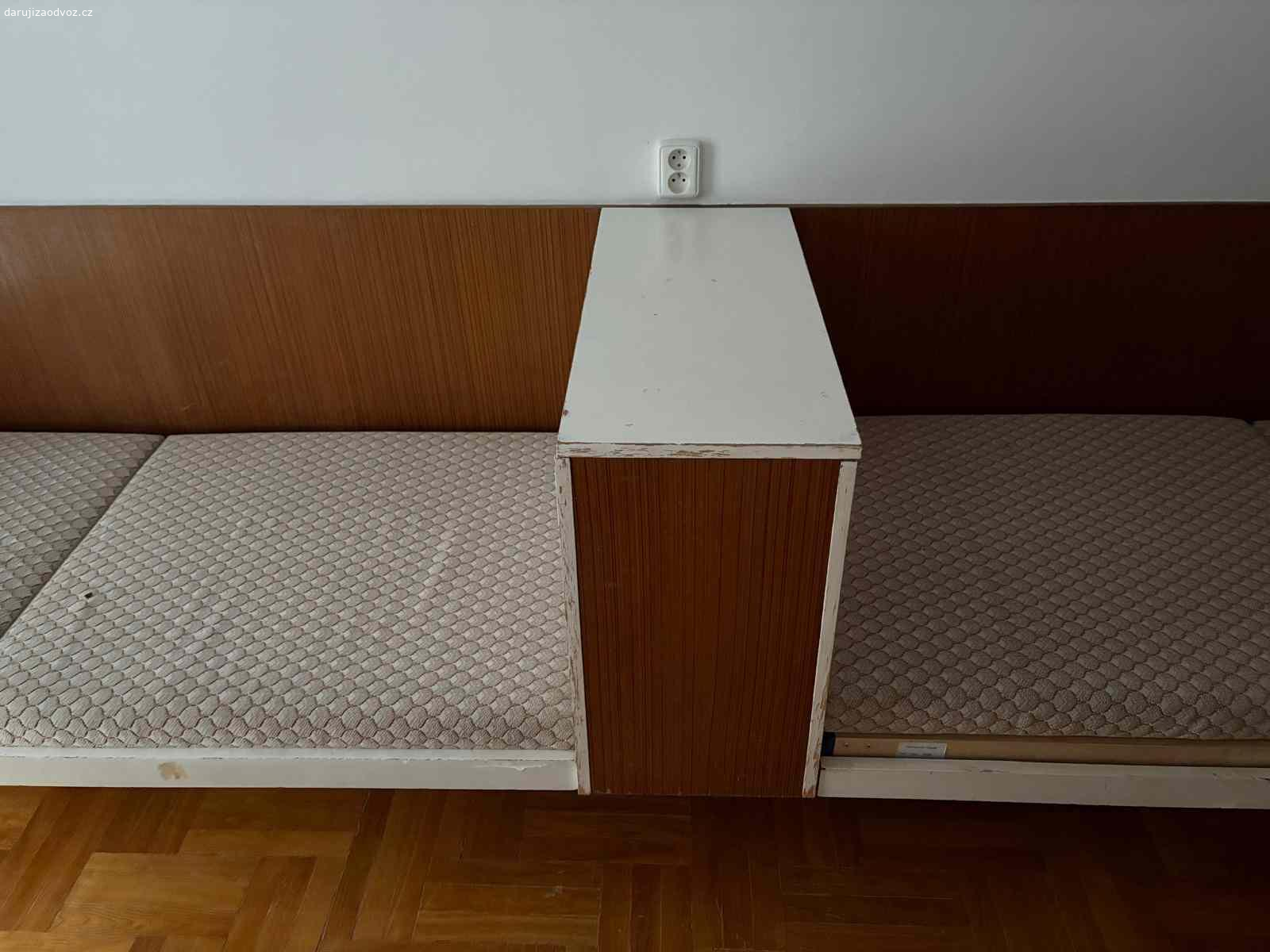 Závěsný prádelník (peřiňák) (retro). Daruji za odvoz závěsný prádelník/peřiňák (postole na fotce nenabízím).
Rozměry prádelníku: (výška x šířka x hloubka):61 cm x 30,5 cm x 84 cm
Nábytek byl vyroben na míru na přelomu 60. a 70. let.
Materiál: Laťovka.
Zájemci pomohu nábytek vynést a naložit do auta.
Nezasílám, jen osobní vyzvednutí v Brně, ulice Lozíbky.